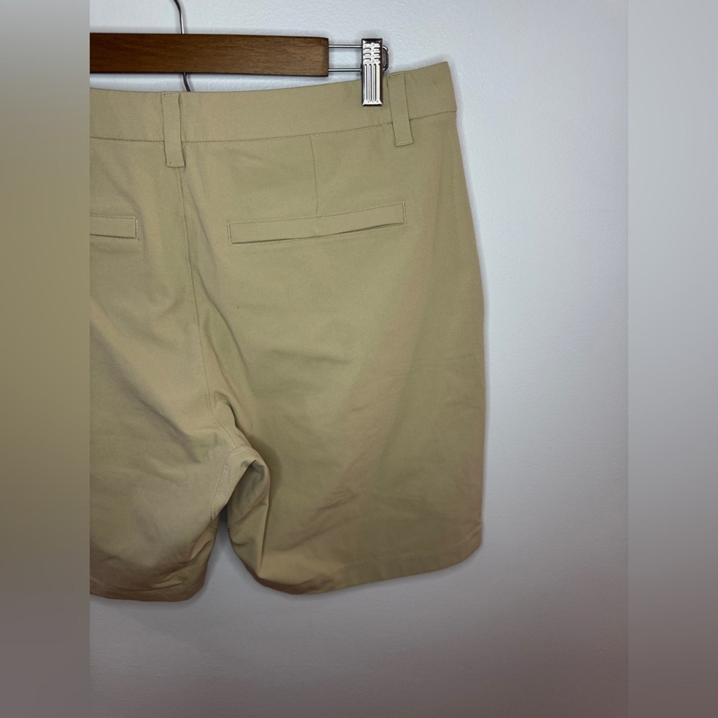 Pre-Owned Size 34 Lululemon ABC Classic Fit Golf Short 9” Inseam in Tan