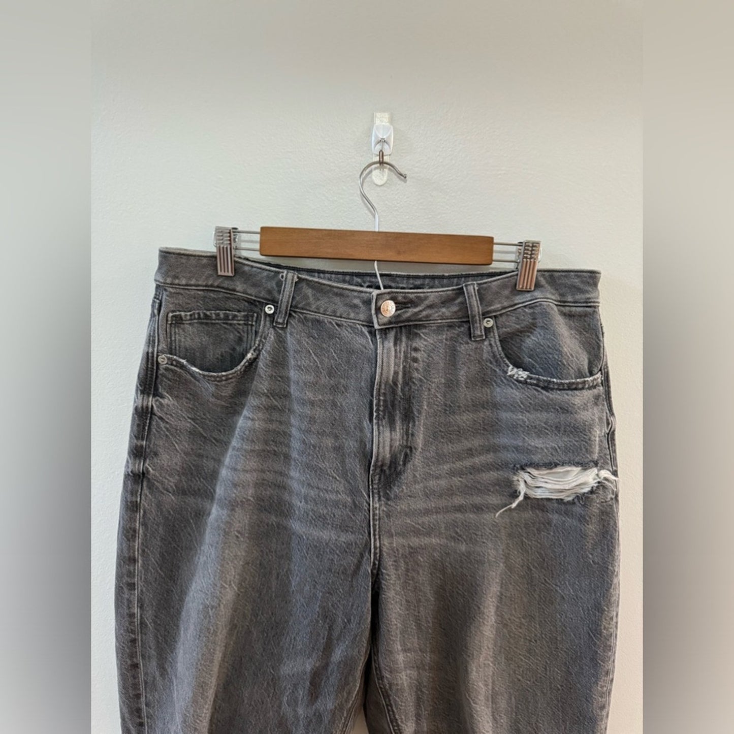 Pre-Owned Size 16 American Eagle Grey Distressed Mom Jeans