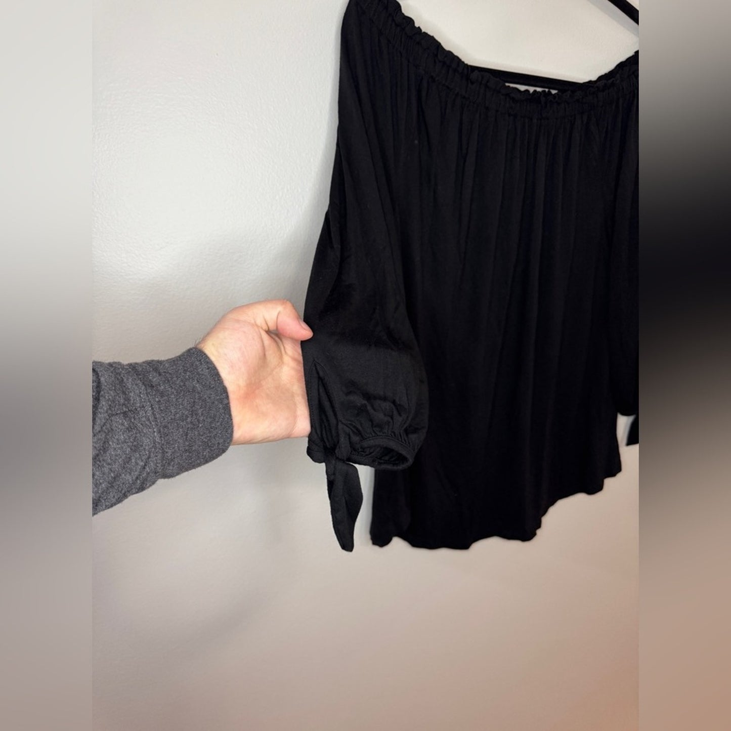 Pre-Owned MD Cable & Gauge Black Off The Shoulder Long Sleeve Top