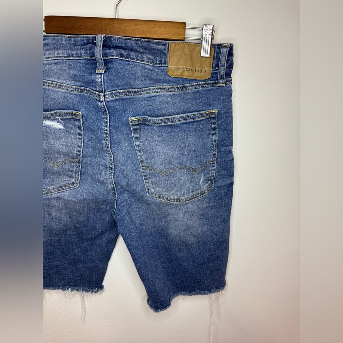 Pre-Owned Size 32 American Eagle Light Blue Distressed Jean Shorts