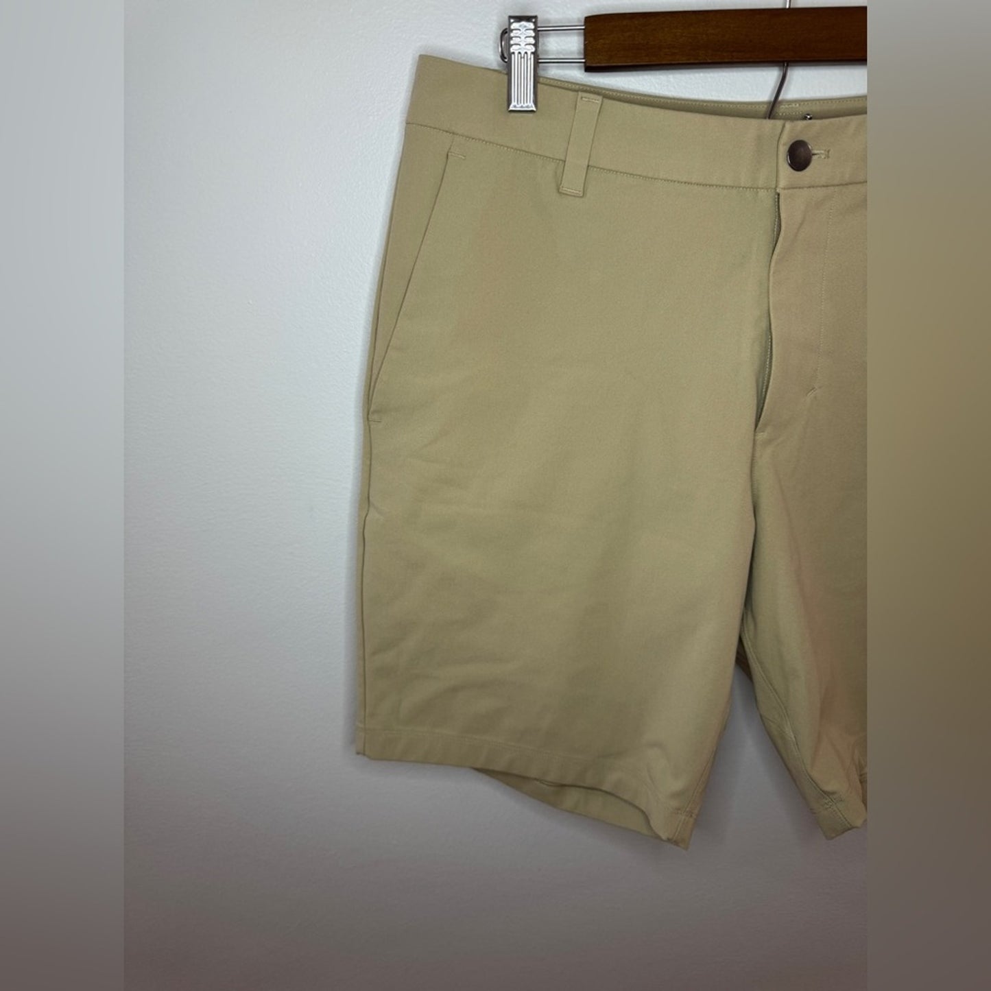 Pre-Owned Size 34 Lululemon ABC Classic Fit Golf Short 9” Inseam in Tan