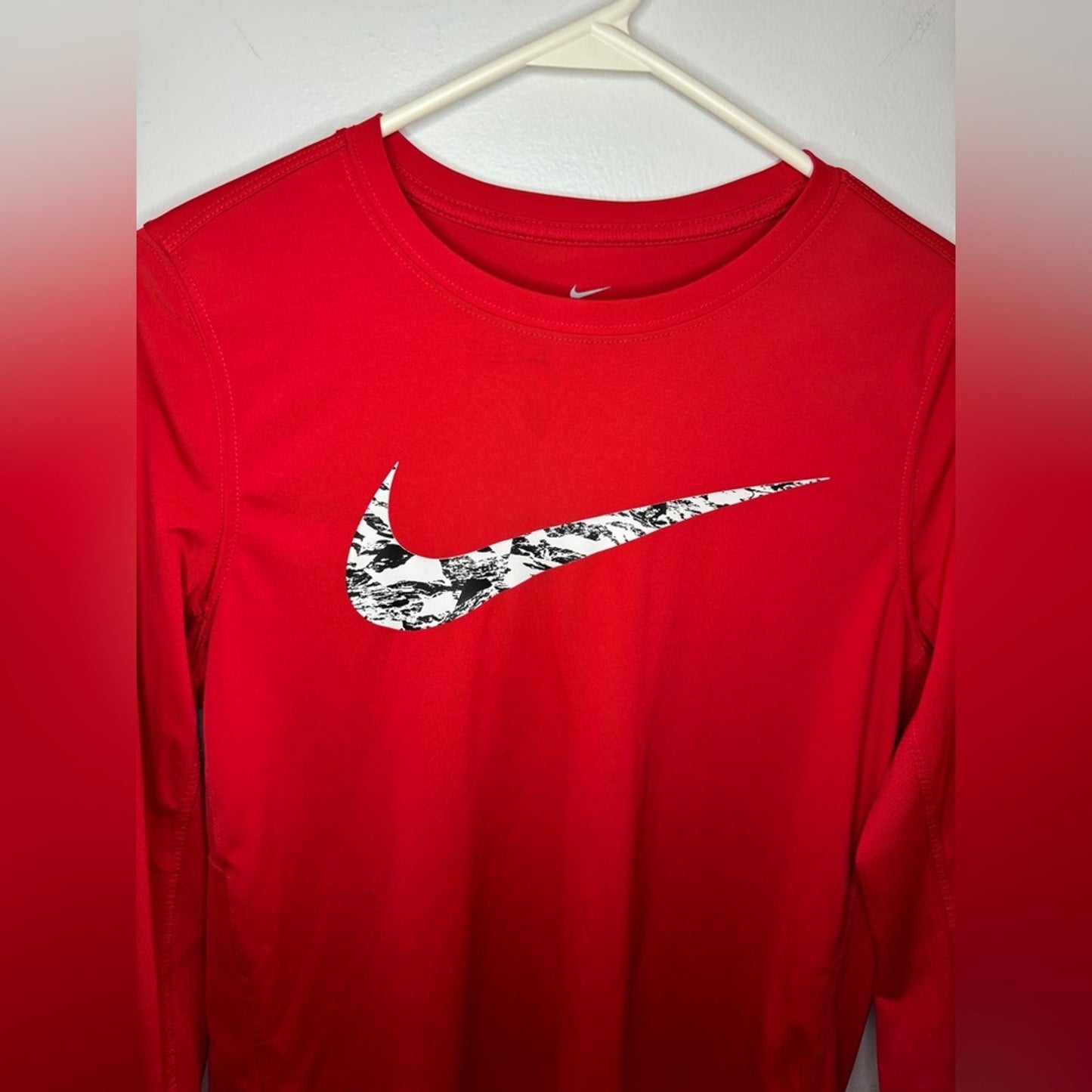 Pre-Owned XL Nike Dri-Fit Red Logo Graphic Long Sleeve Athletic Shirt