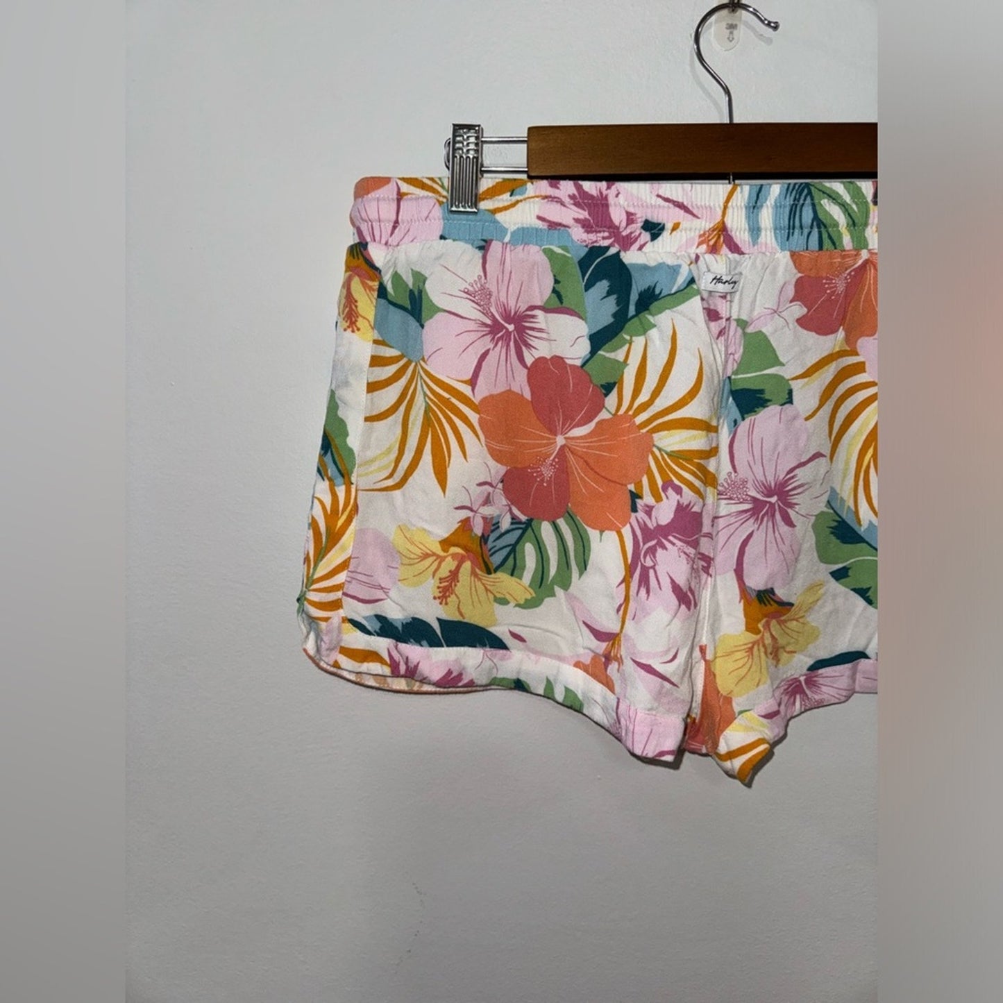 Pre-Owned LG Hurley White/Multicolor Tropical Floral Shorts