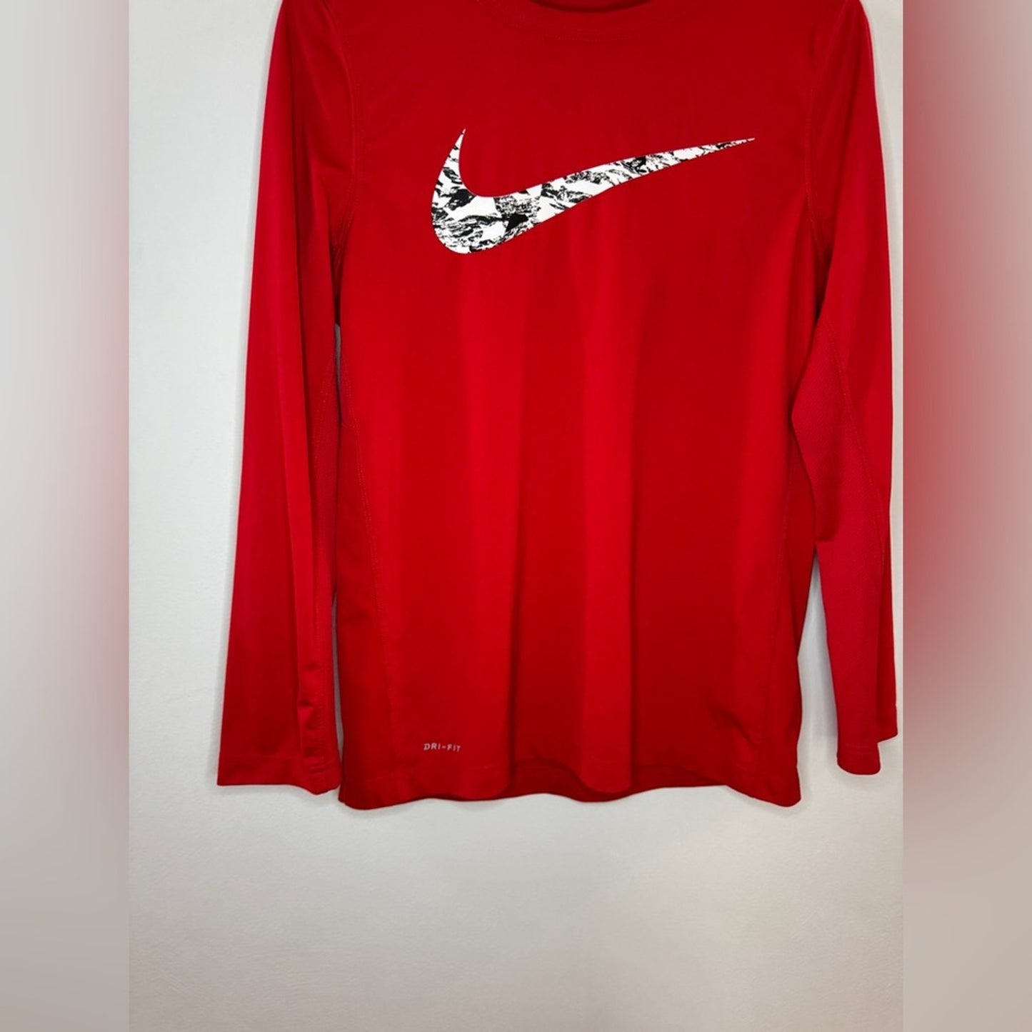 Pre-Owned XL Nike Dri-Fit Red Logo Graphic Long Sleeve Athletic Shirt