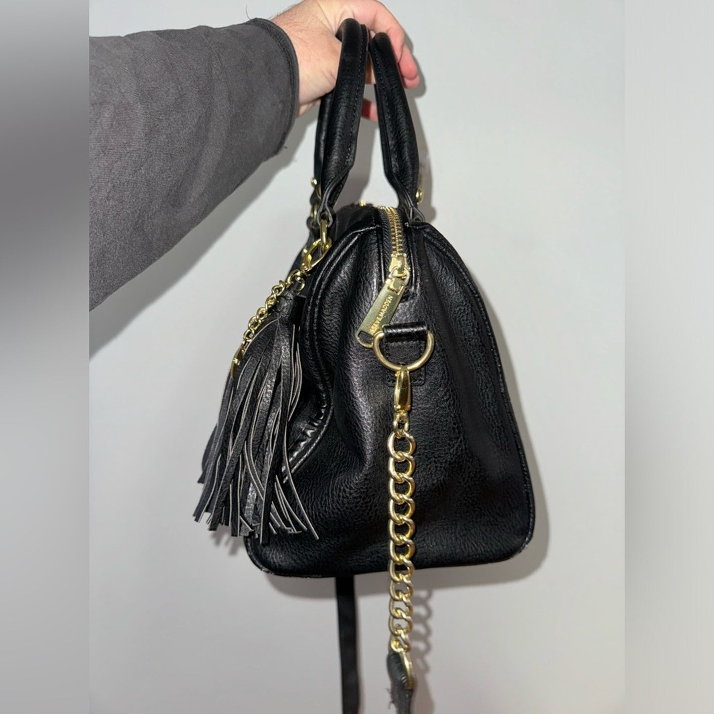 Pre-Owned Steve Madden Black/Gold Handbag w/Crossbody Strap