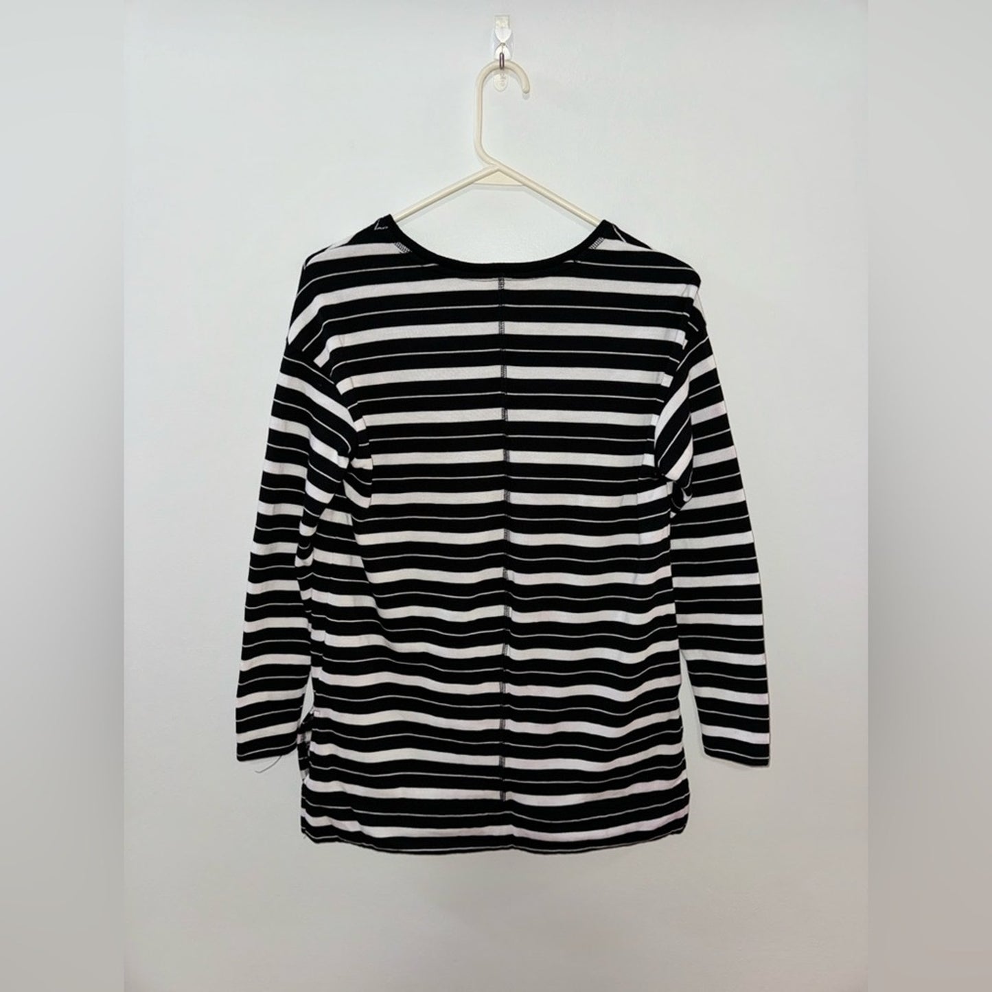 Pre-Owned MD Liz Claiborne Black and White Striped V-Neck Sweater