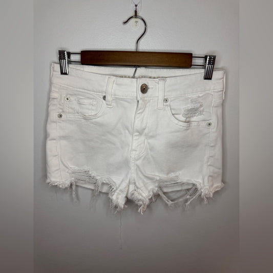 Pre-Owned Size 6 American Eagle White Distressed Hi-Rise Shortie