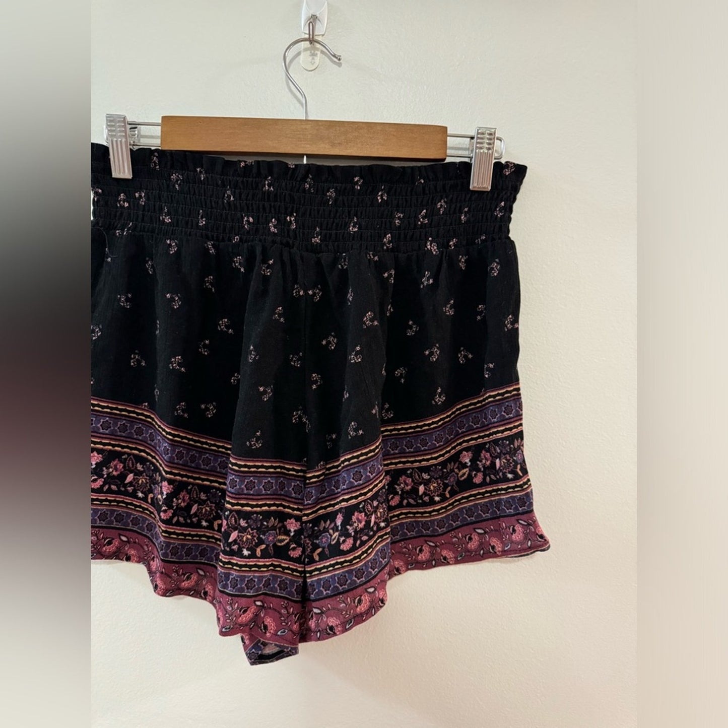 Pre-Owned LG Rue 21 Black Floral Pattern Shorts