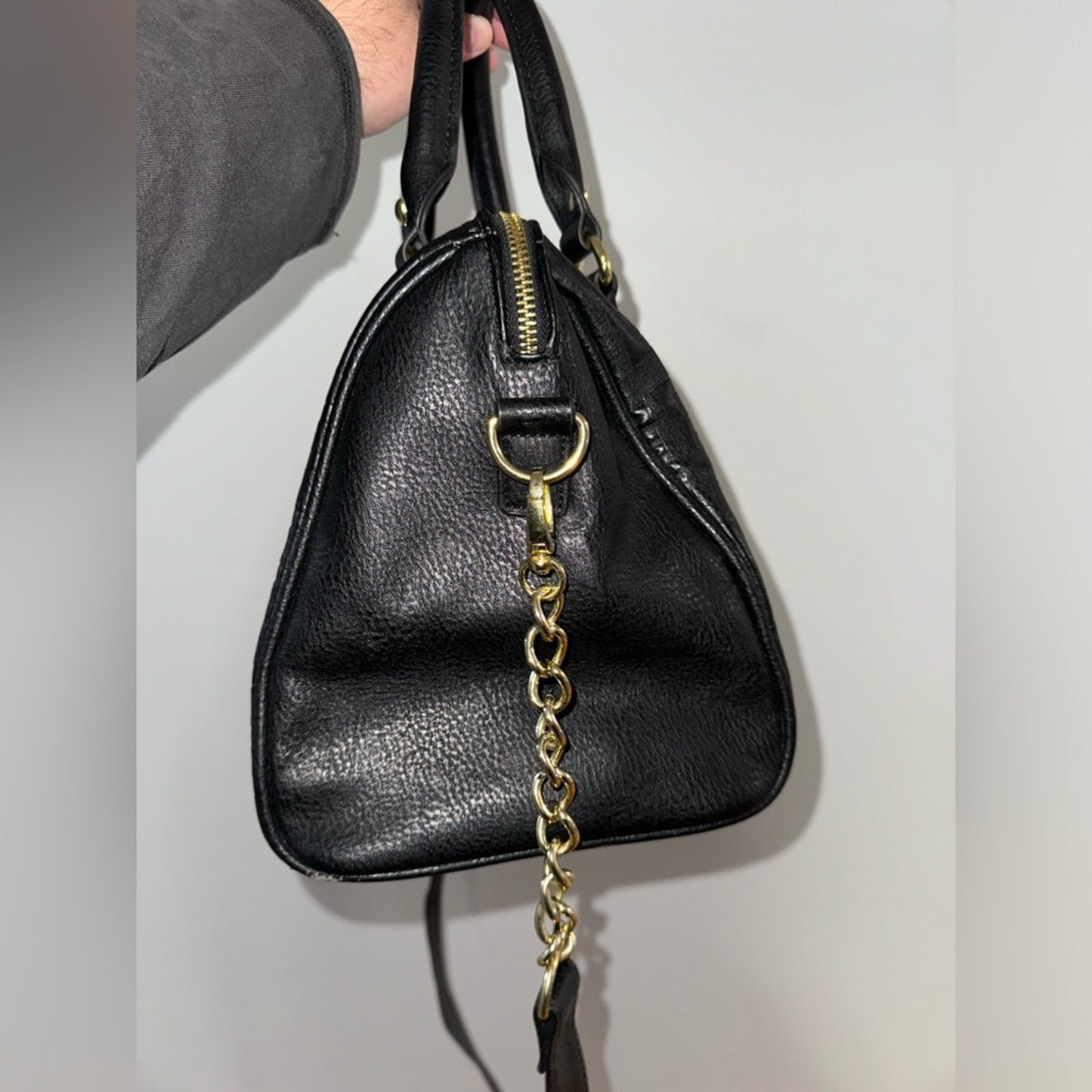 Pre-Owned Steve Madden Black/Gold Handbag w/Crossbody Strap