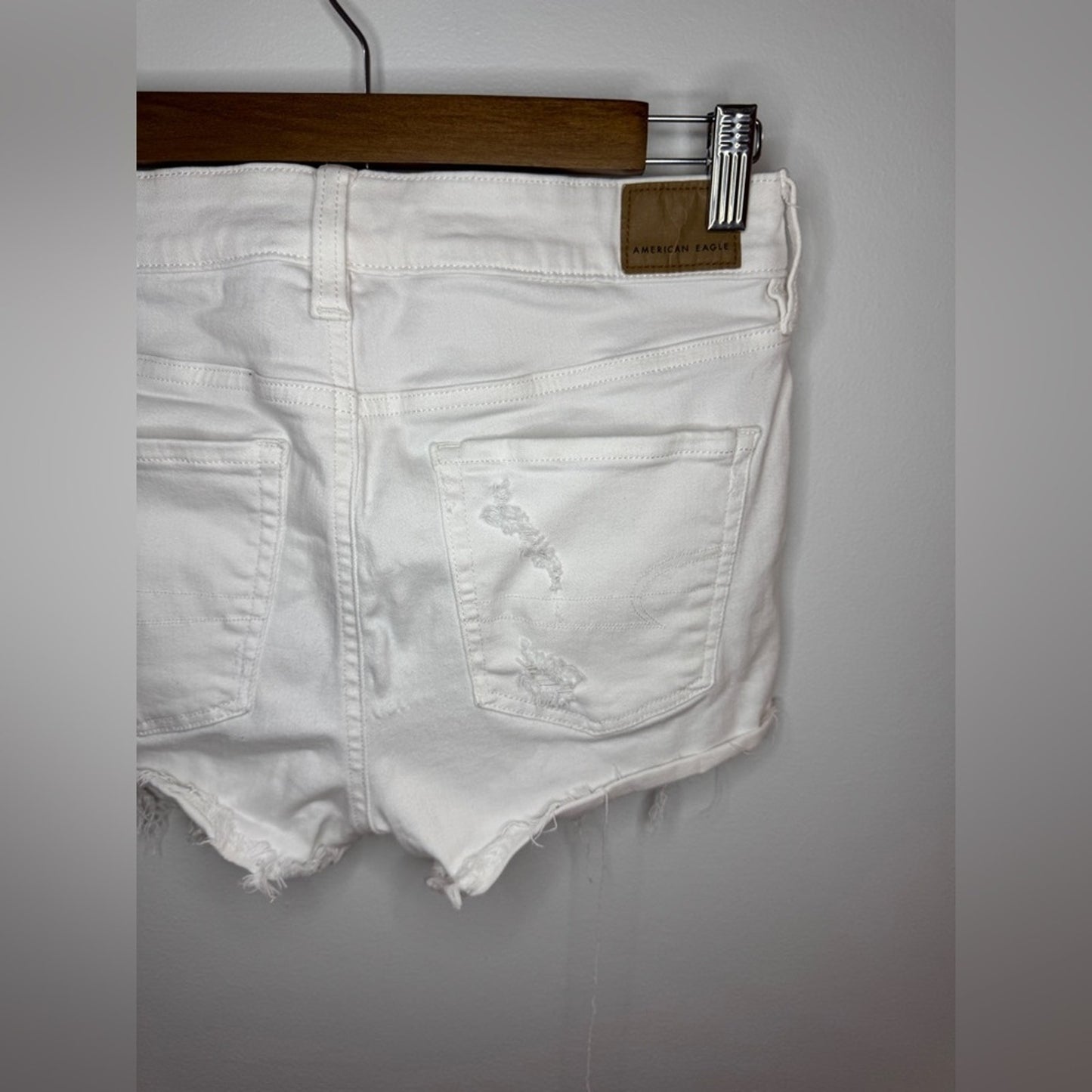 Pre-Owned Size 6 American Eagle White Distressed Hi-Rise Shortie