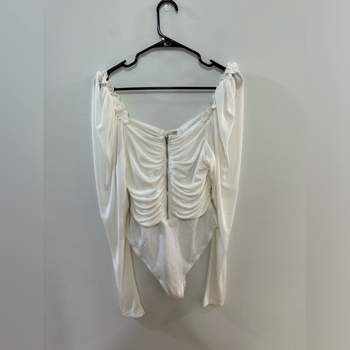 Pre-Owned MD White Birch White Ruffle Front Tie Bodysuit