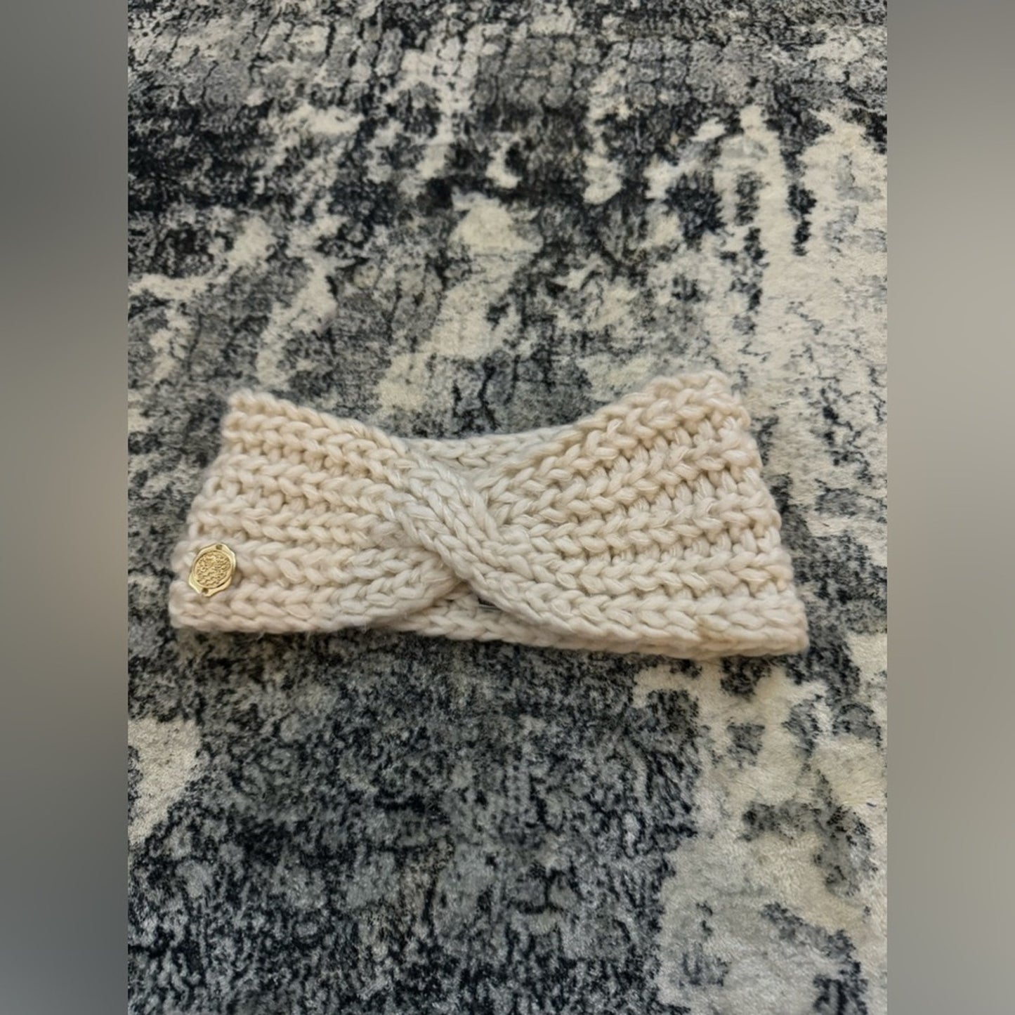 Pre-Owned Vince Camuto Cream Knitted Cross Over Headband