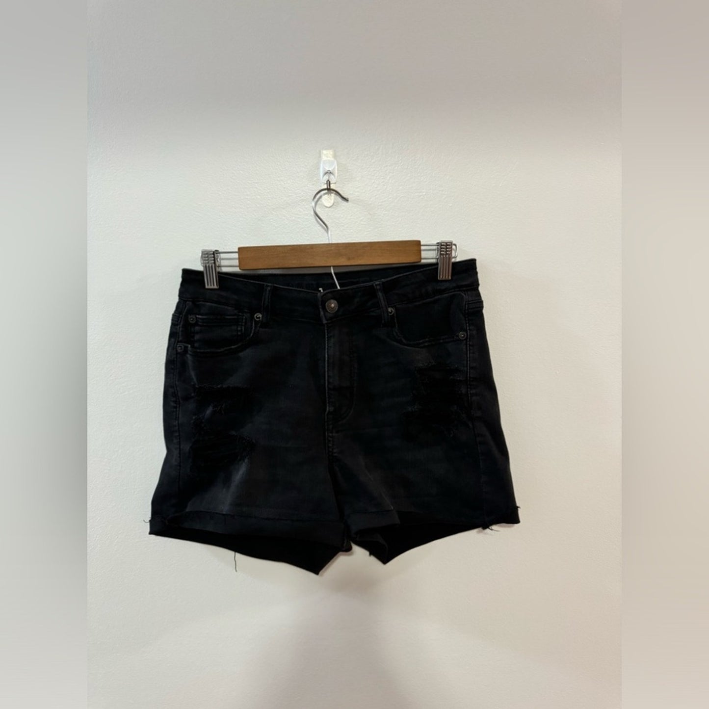 Pre-Owned Size 10 American Eagle Hi-Rise Shortie Black Distressed Jean Shorts