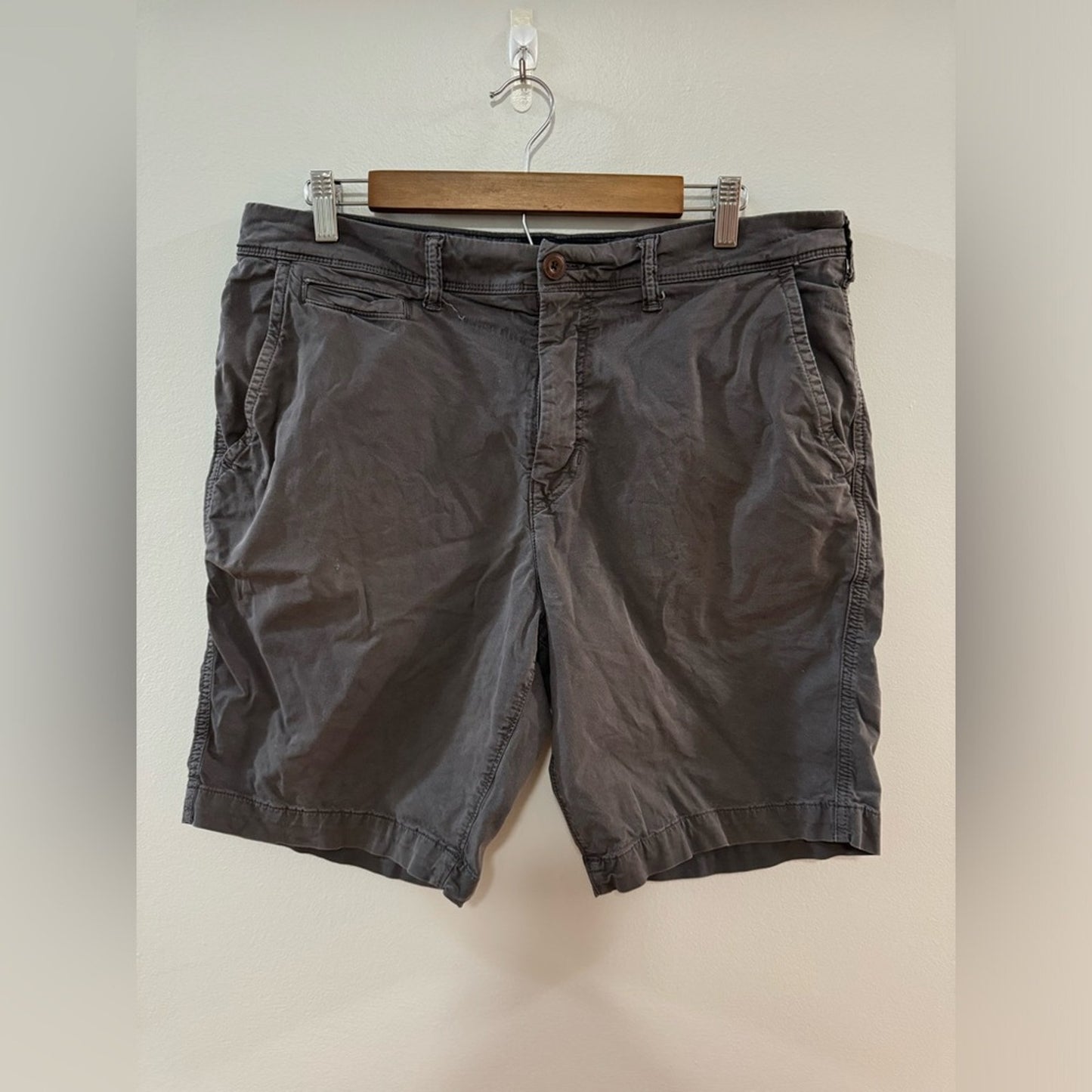 Pre-Owned Size 34 American Eagle Classic Fit Shorts