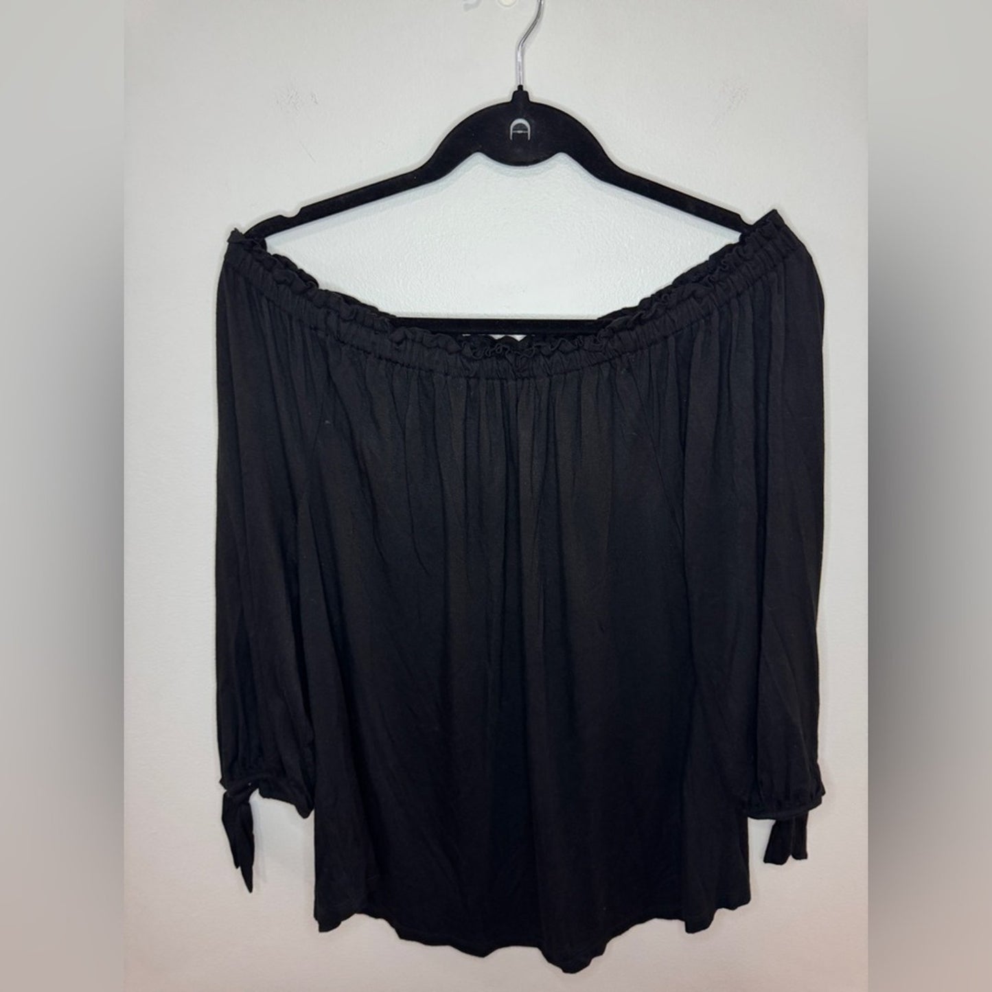 Pre-Owned MD Cable & Gauge Black Off The Shoulder Long Sleeve Top