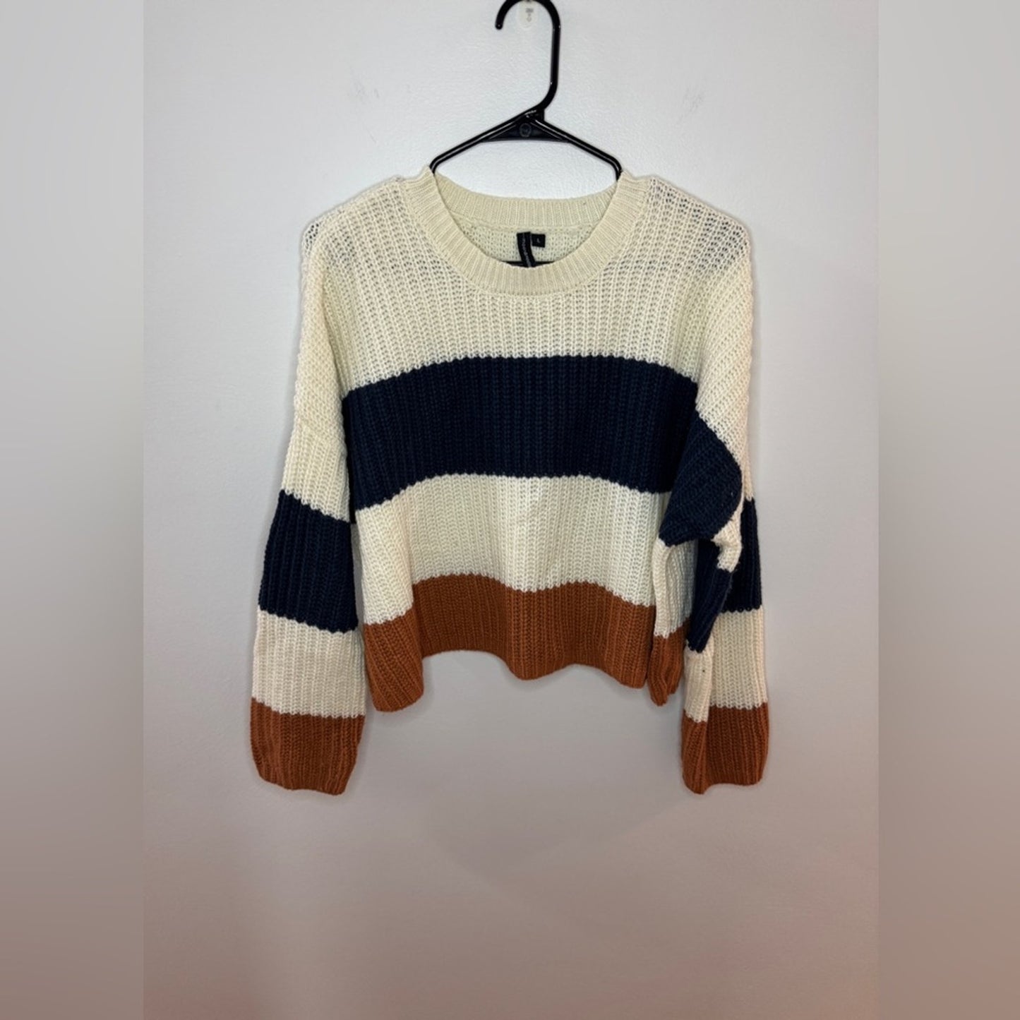 Pre-Owned LG Moon and Madison White Knitted Navy Blue and Brown Cropped Sweater