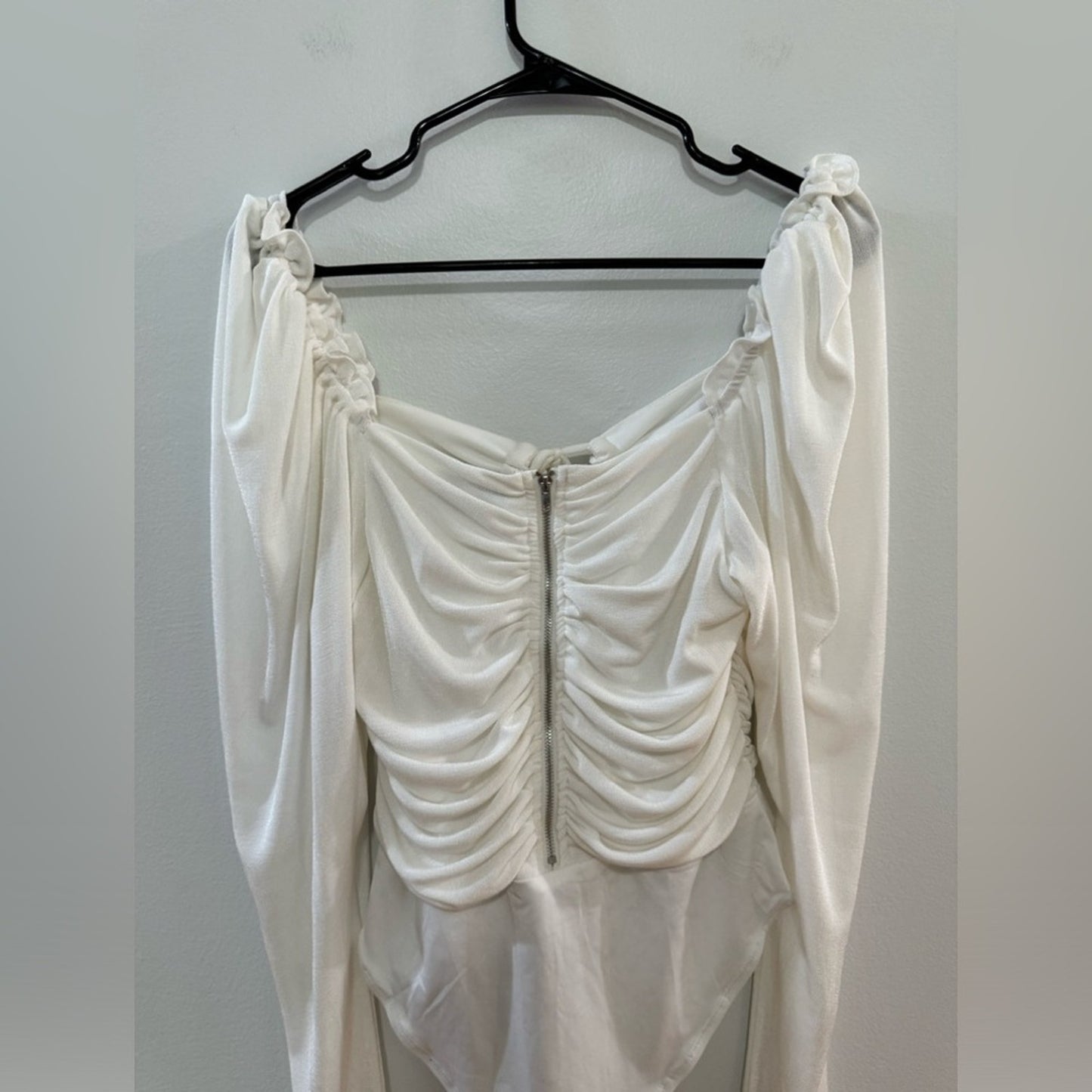 Pre-Owned MD White Birch White Ruffle Front Tie Bodysuit