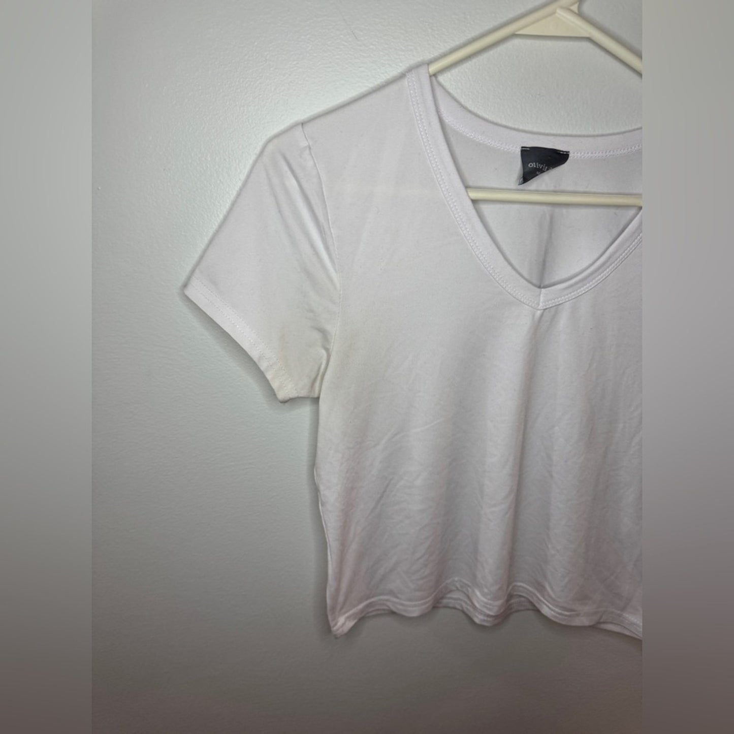 Pre-Owned MD Olivia Rae White Vneck T-shirt