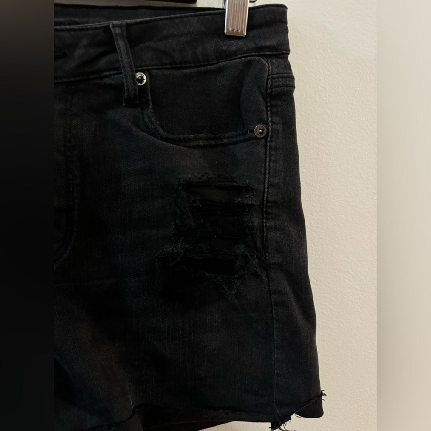 Pre-Owned Size 10 American Eagle Hi-Rise Shortie Black Distressed Jean Shorts