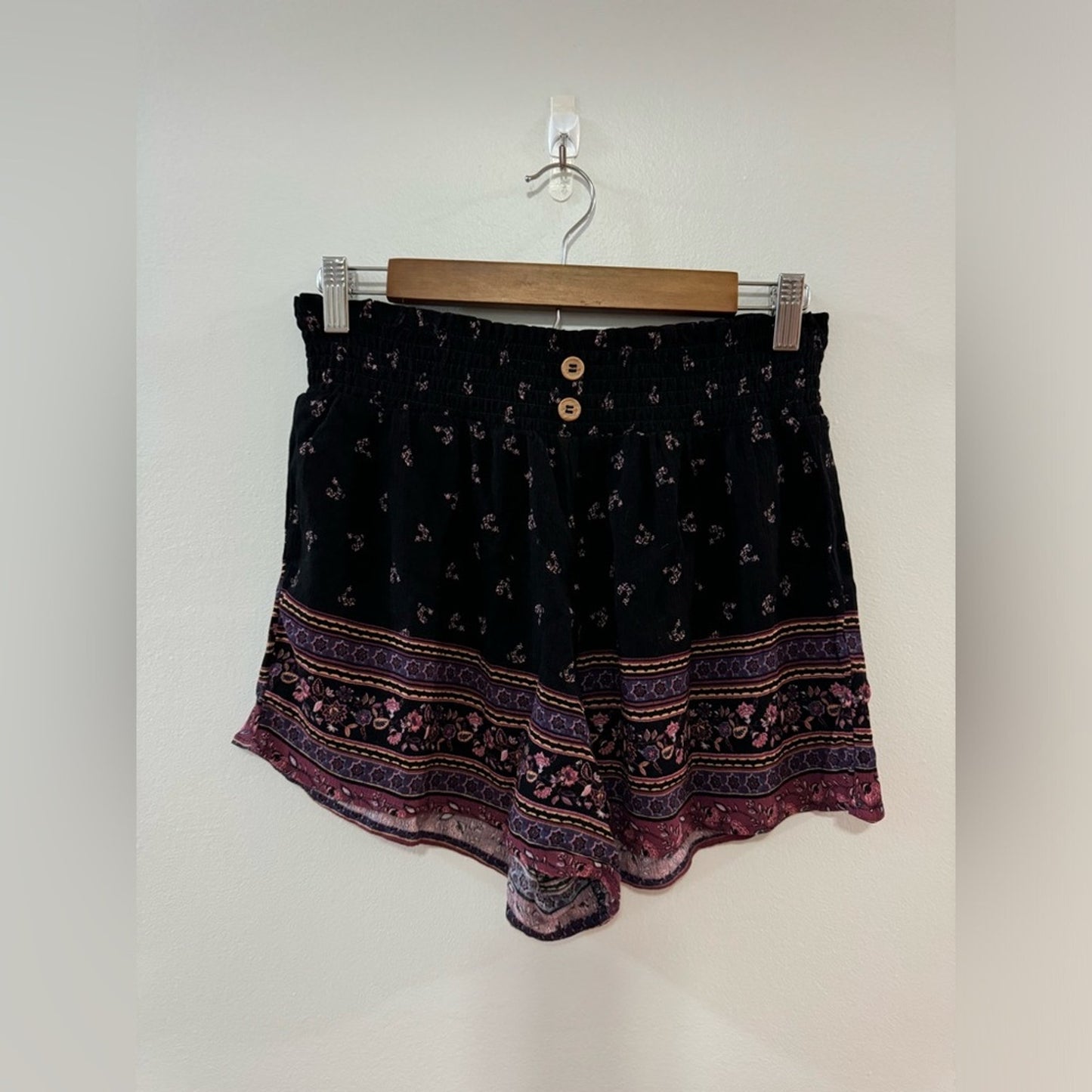 Pre-Owned LG Rue 21 Black Floral Pattern Shorts