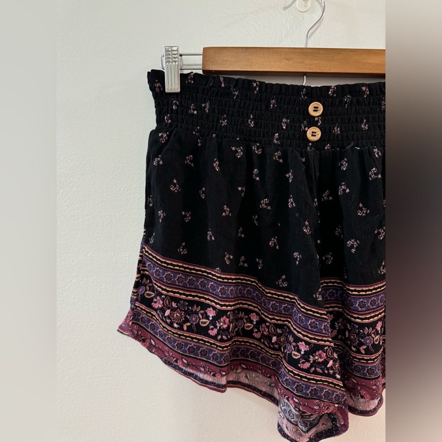 Pre-Owned LG Rue 21 Black Floral Pattern Shorts