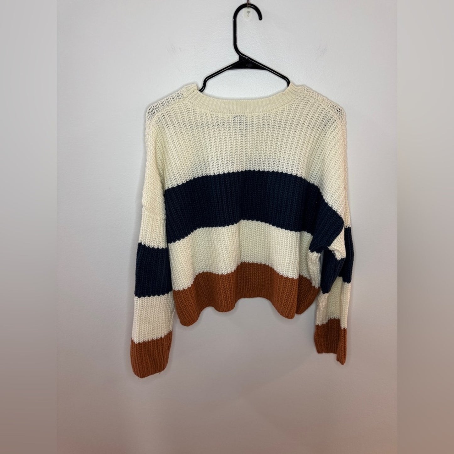 Pre-Owned LG Moon and Madison White Knitted Navy Blue and Brown Cropped Sweater