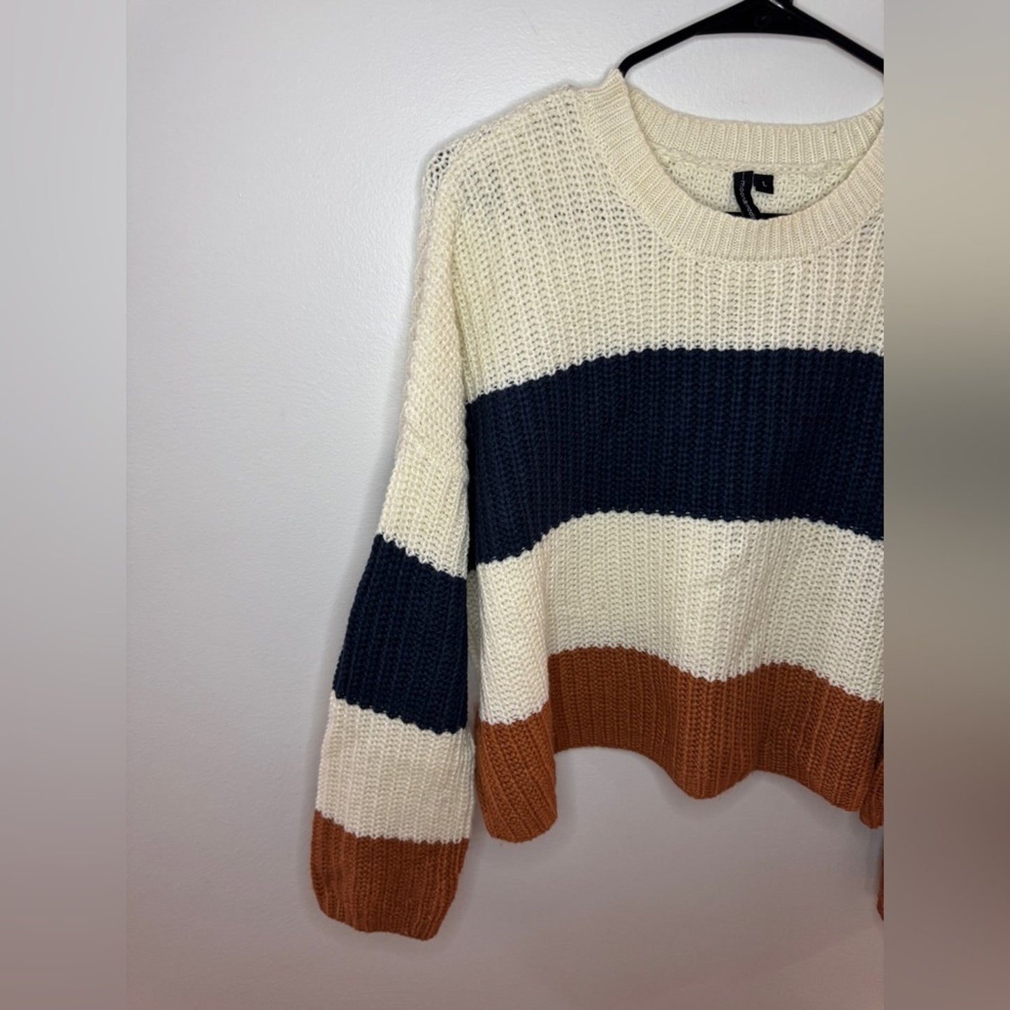 Pre-Owned LG Moon and Madison White Knitted Navy Blue and Brown Cropped Sweater