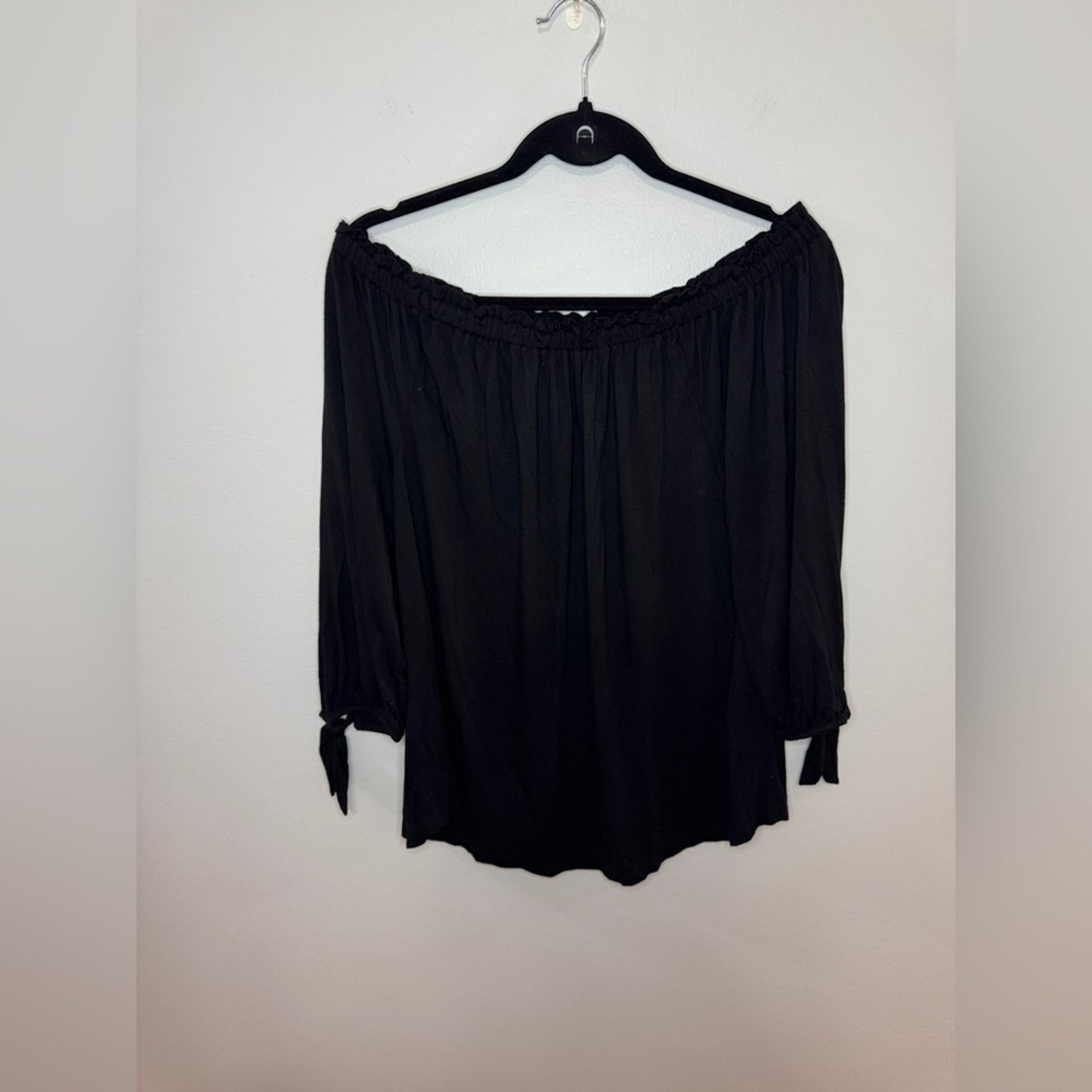 Pre-Owned MD Cable & Gauge Black Off The Shoulder Long Sleeve Top