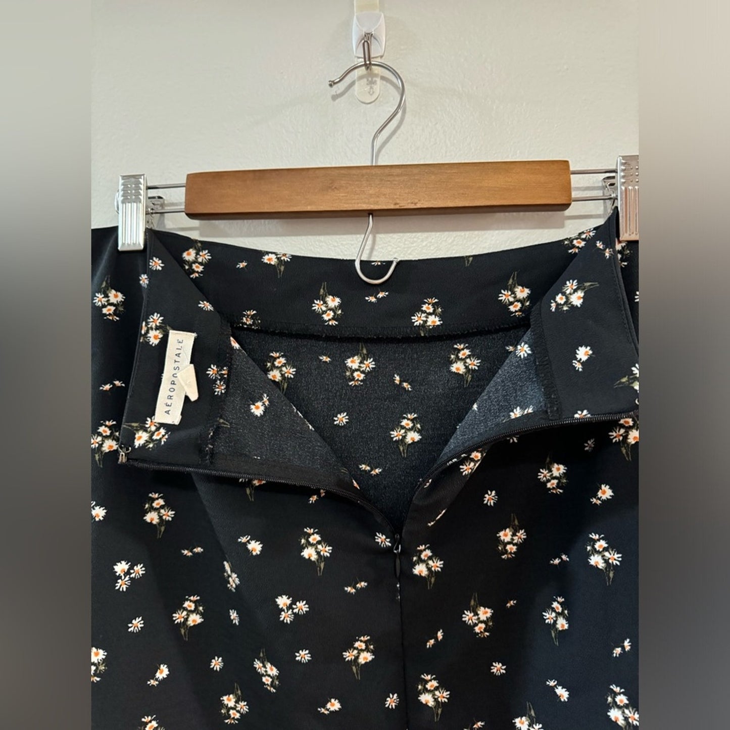 Pre-Owned LG Aeropostale Black Floral Skirt