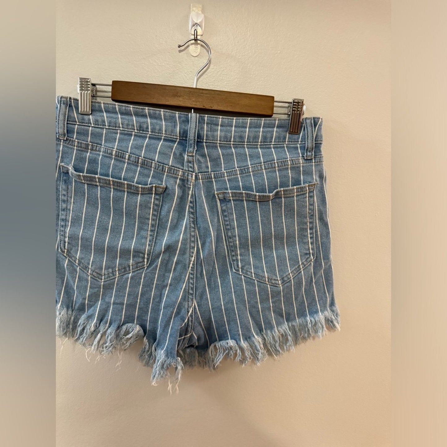 Pre-Owned Size 9 Fashion Nova Blue Pin Stripe Distressed Jean Shorts