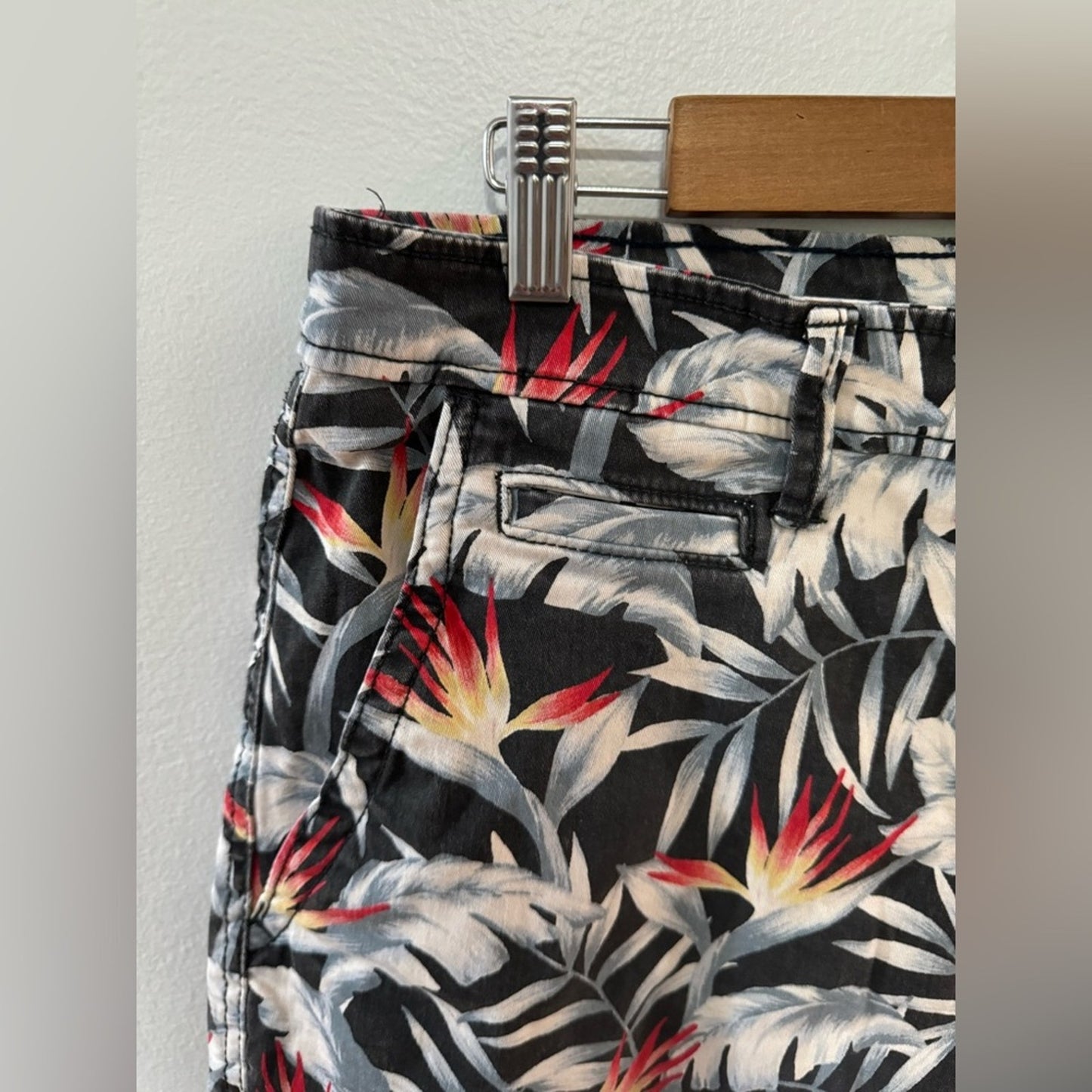 Pre-Owned Size 34 American Eagle Black, White and Palm Print 9” Inseam Shorts