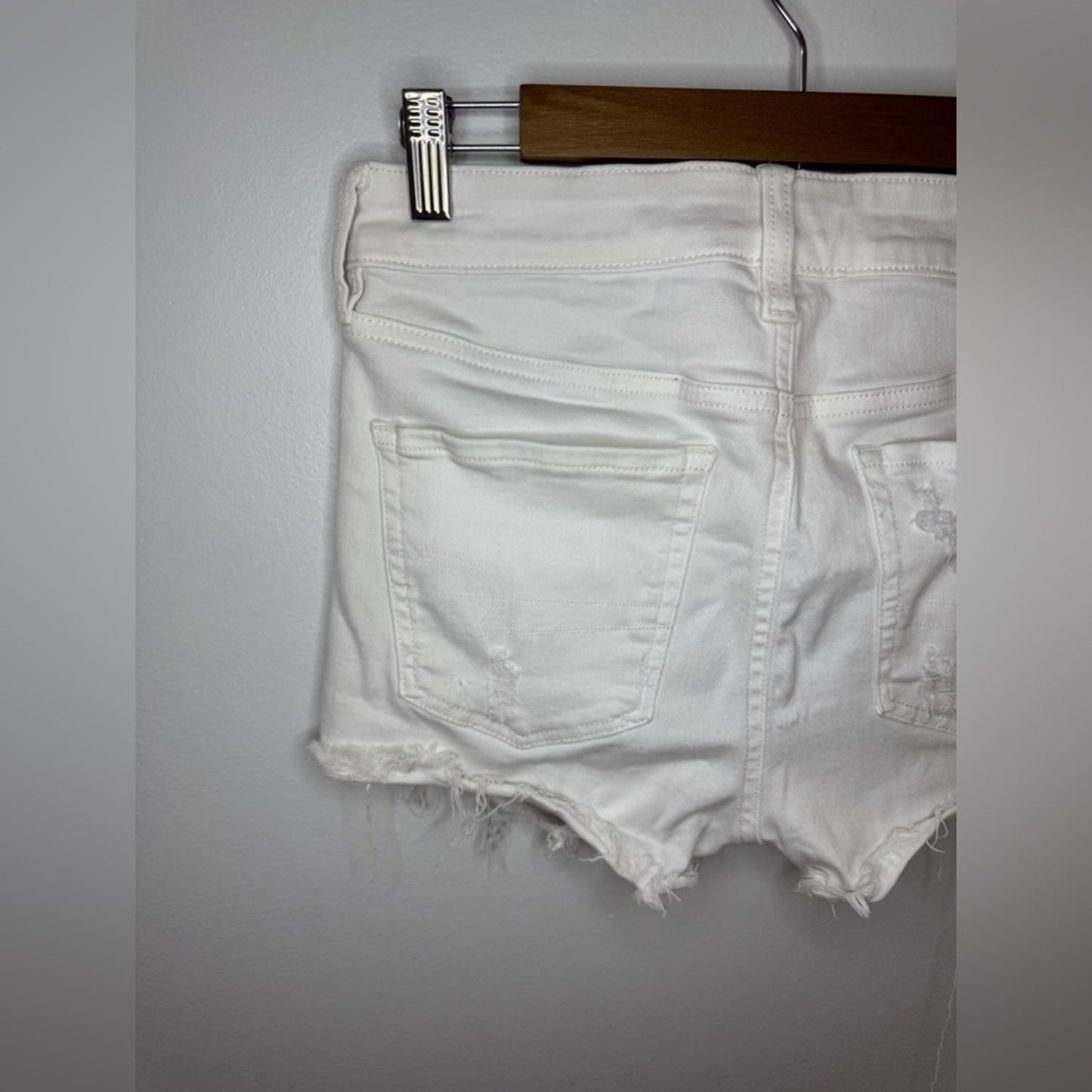 Pre-Owned Size 6 American Eagle White Distressed Hi-Rise Shortie