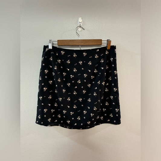 Pre-Owned LG Aeropostale Black Floral Skirt