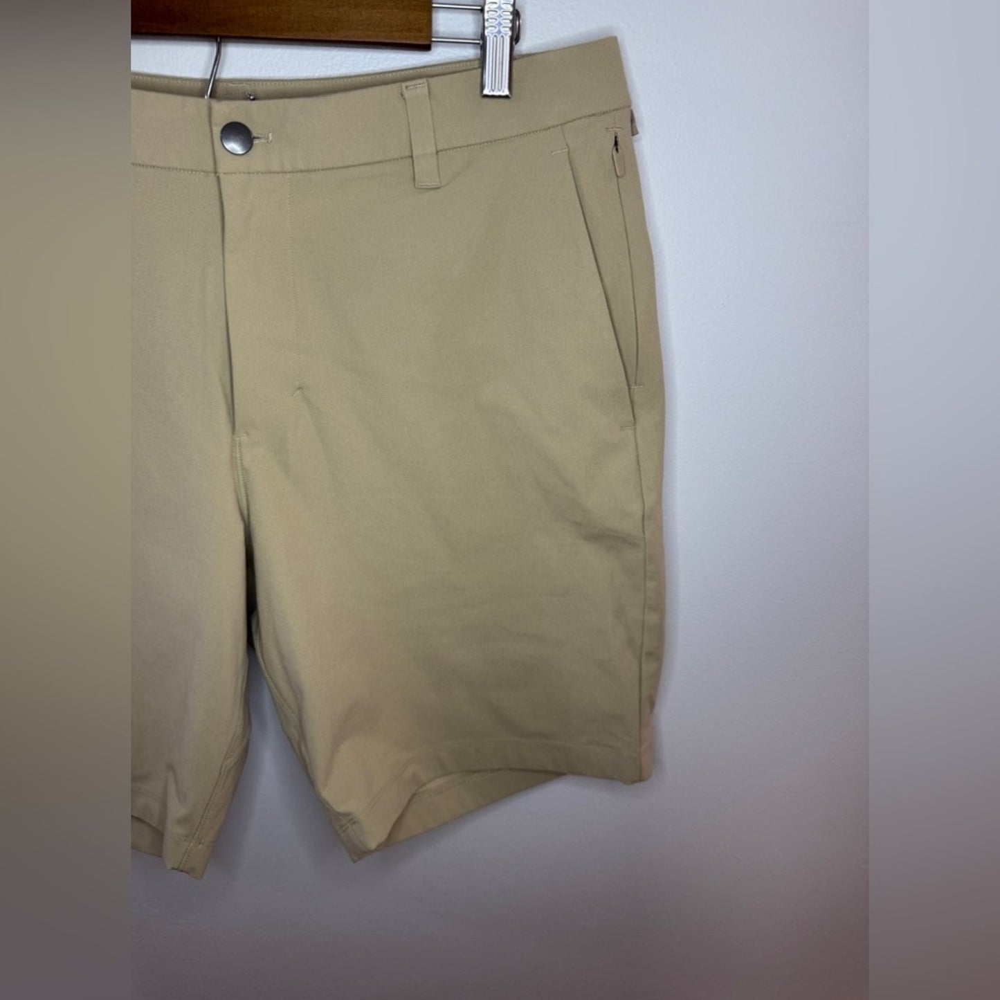 Pre-Owned Size 34 Lululemon ABC Classic Fit Golf Short 9” Inseam in Tan