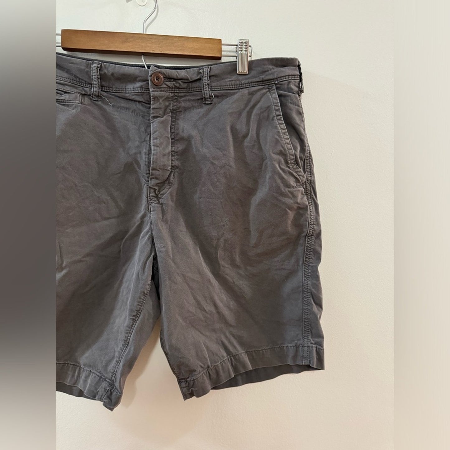 Pre-Owned Size 34 American Eagle Classic Fit Shorts