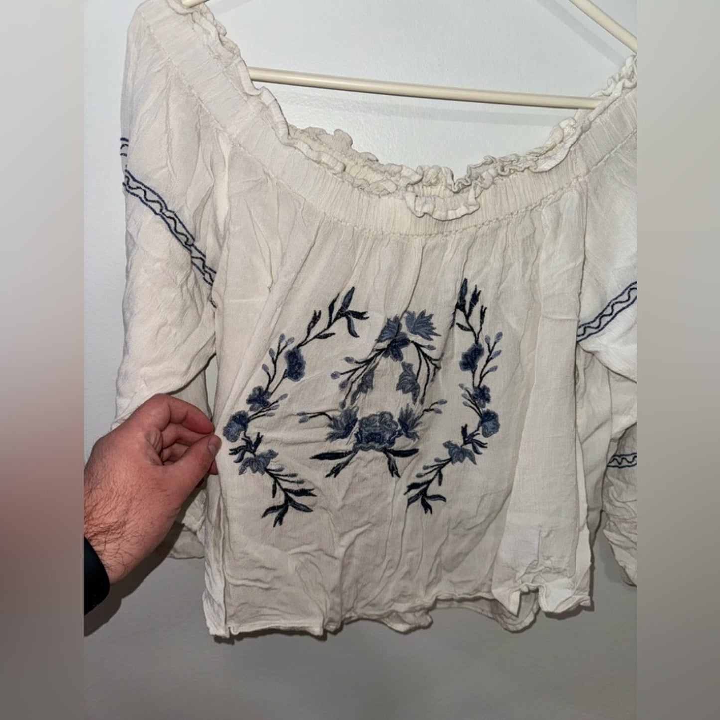 XL American Eagle White Floral Embroidered Off the Shoulder Long Sleeve Top