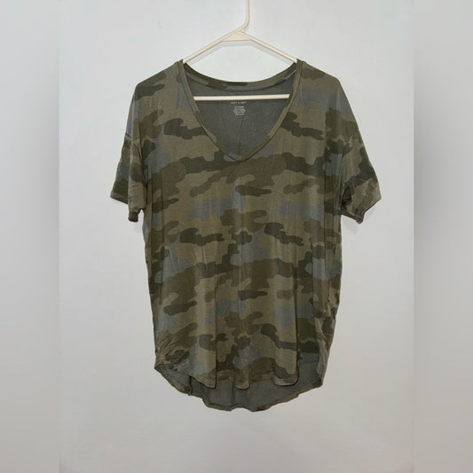 Pre-Owned XS American Eagle Camo V-Neck Soft and Sexy T-Shirt