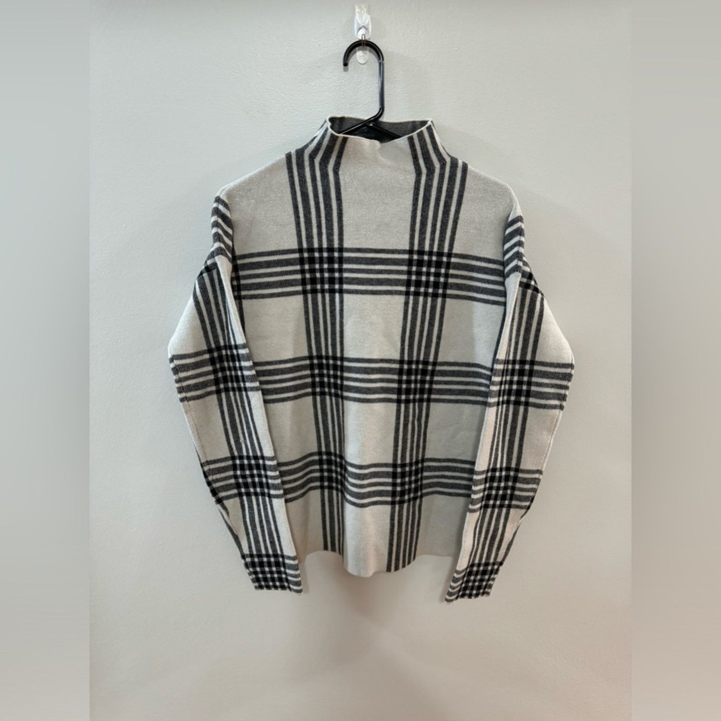 Pre-Owned MD Tahari Black/White Check Sweater