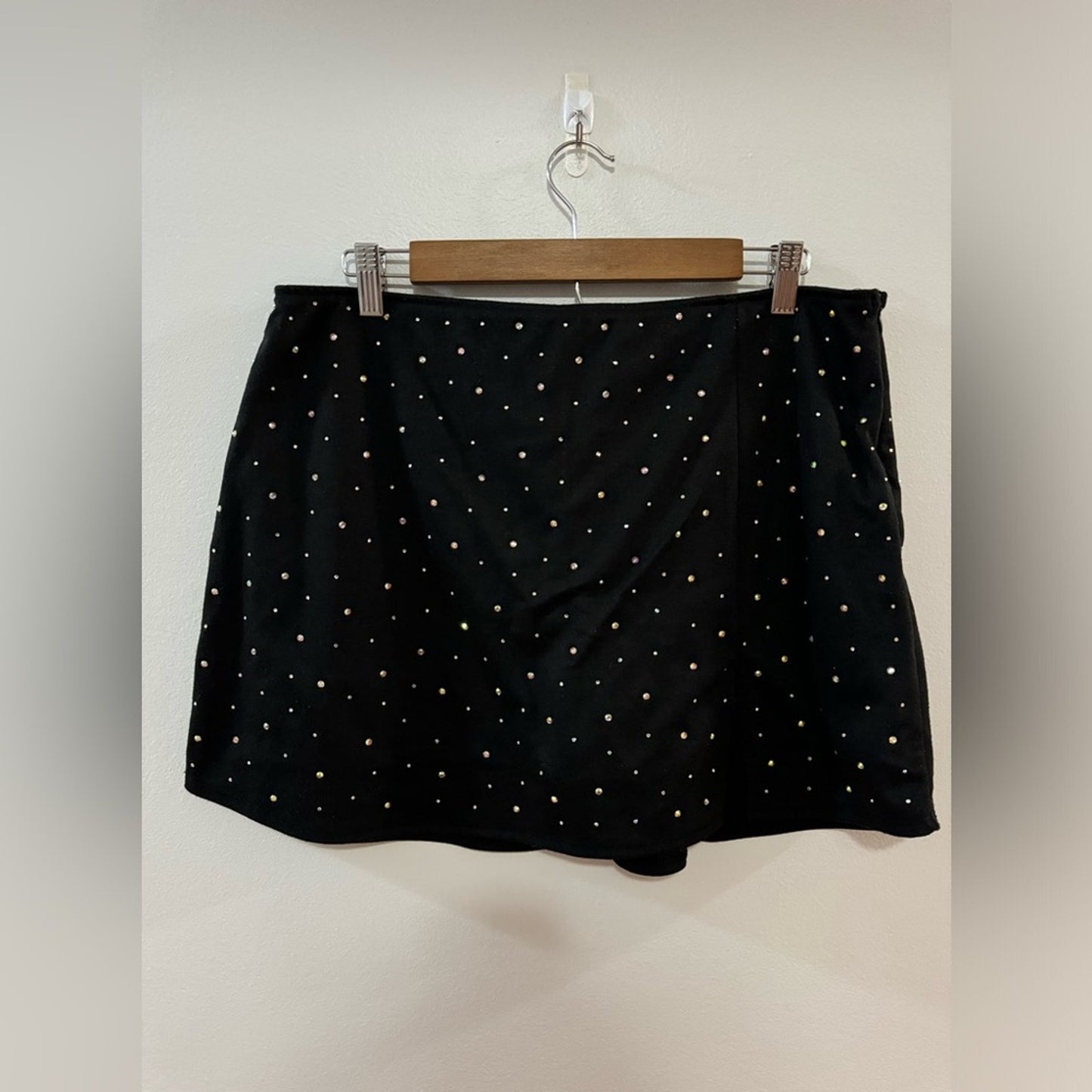 Pre-Owned LG Wild Fable Black Rhinestoned Skort