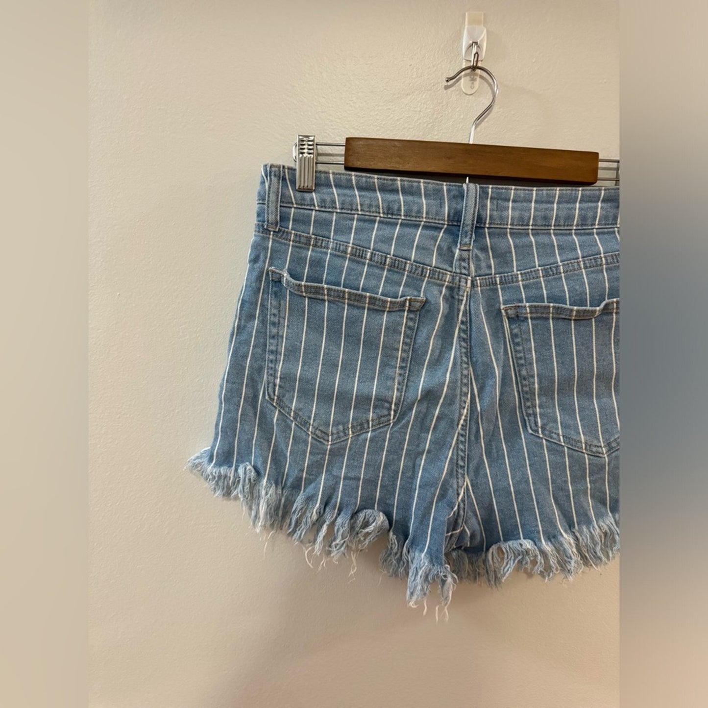 Pre-Owned Size 9 Fashion Nova Blue Pin Stripe Distressed Jean Shorts