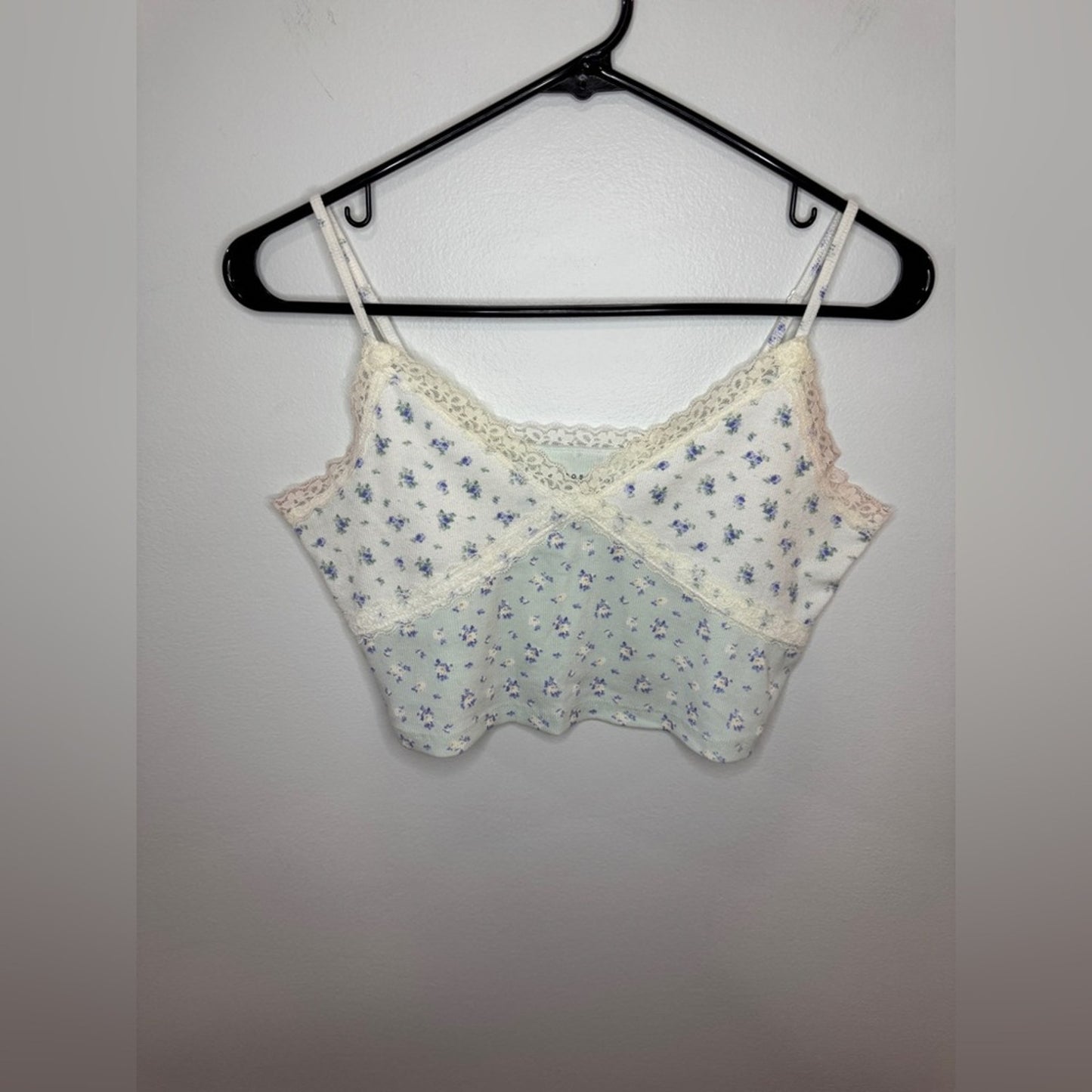 Pre-Owned LG Aeropostale White and Blue Floral Print Lace Cami Top