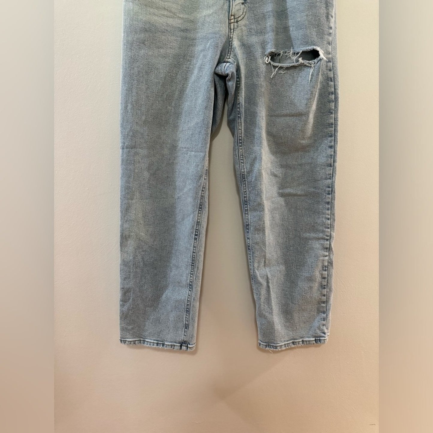 Pre-Owned Size 8 Wild Fable Light Blue Distressed 90’s Relaxed Straight Jeans