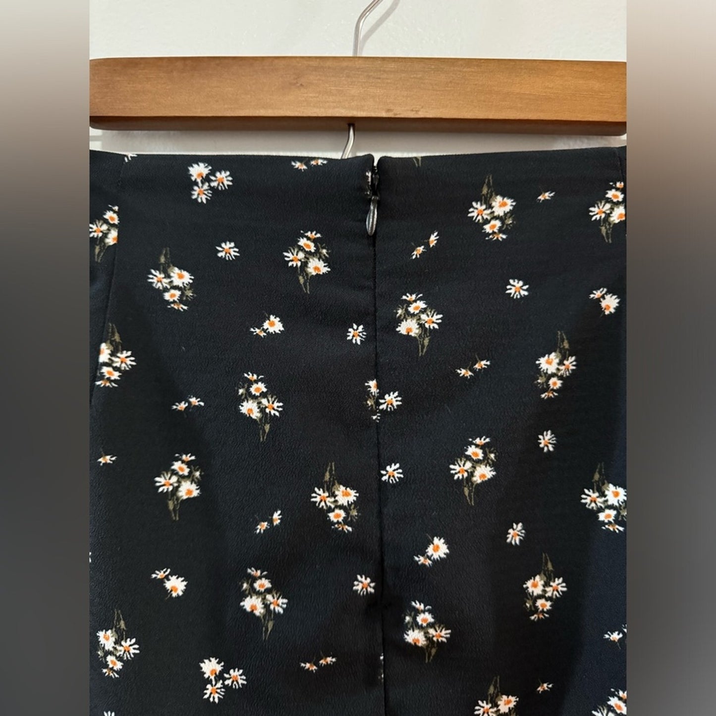 Pre-Owned LG Aeropostale Black Floral Skirt