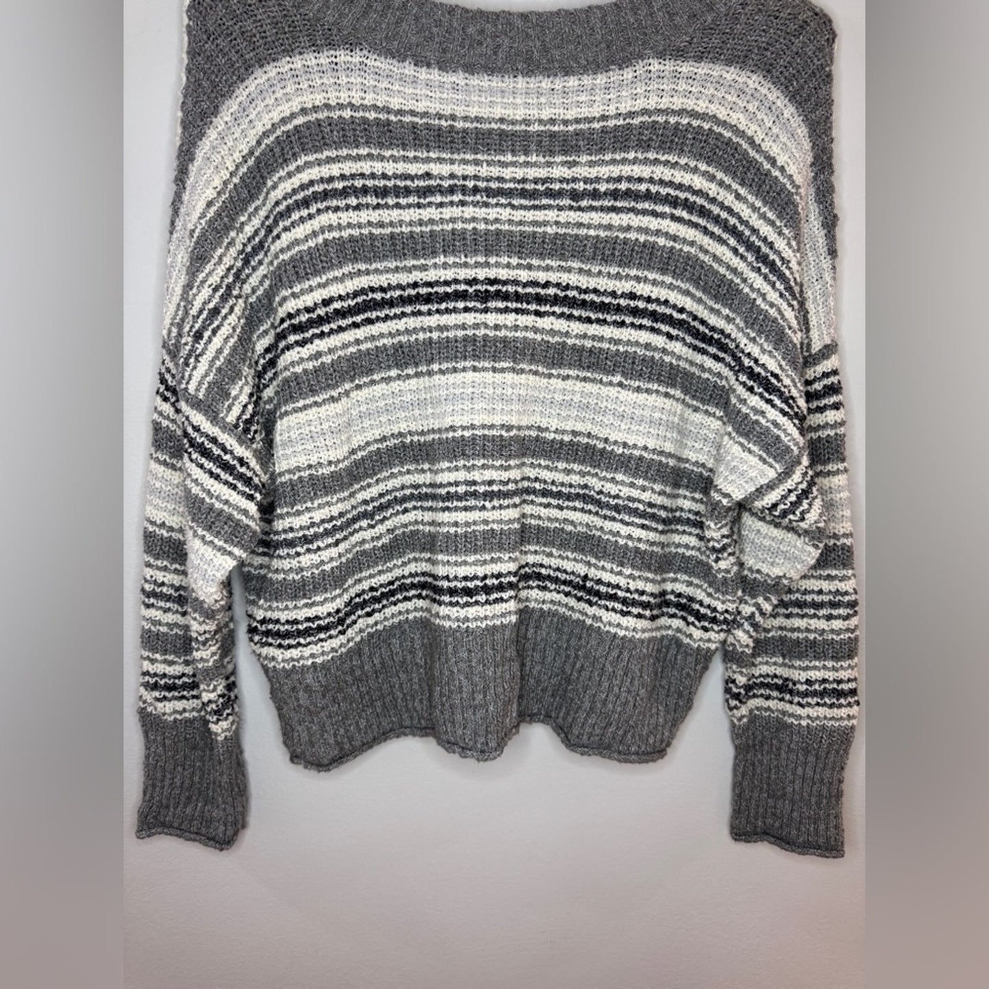 Pre-Owned MD American Eagle Grey and White Striped Knitted Cropped Sweater