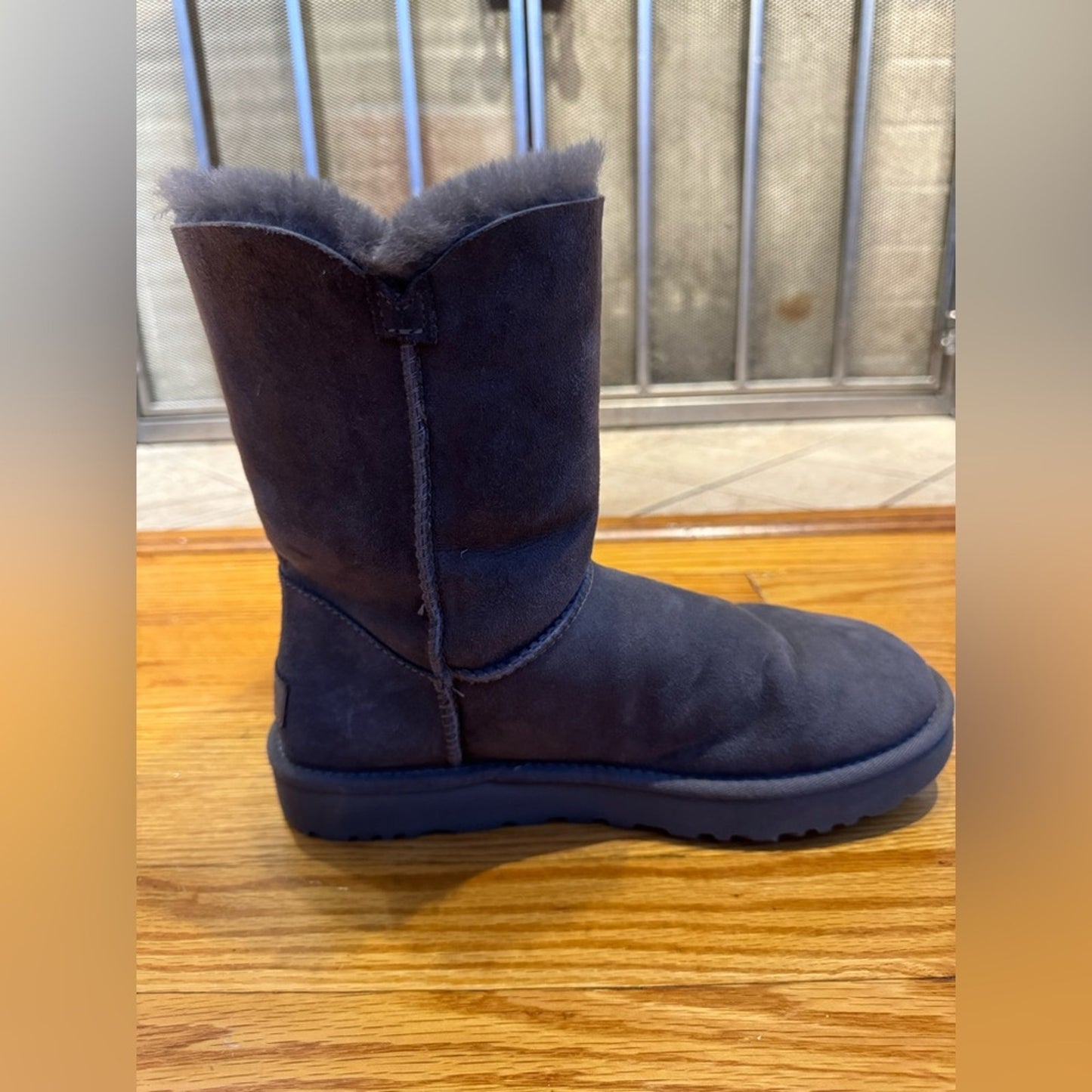 Pre-Owned Size W9 UGG Grey Bailey Button Boot