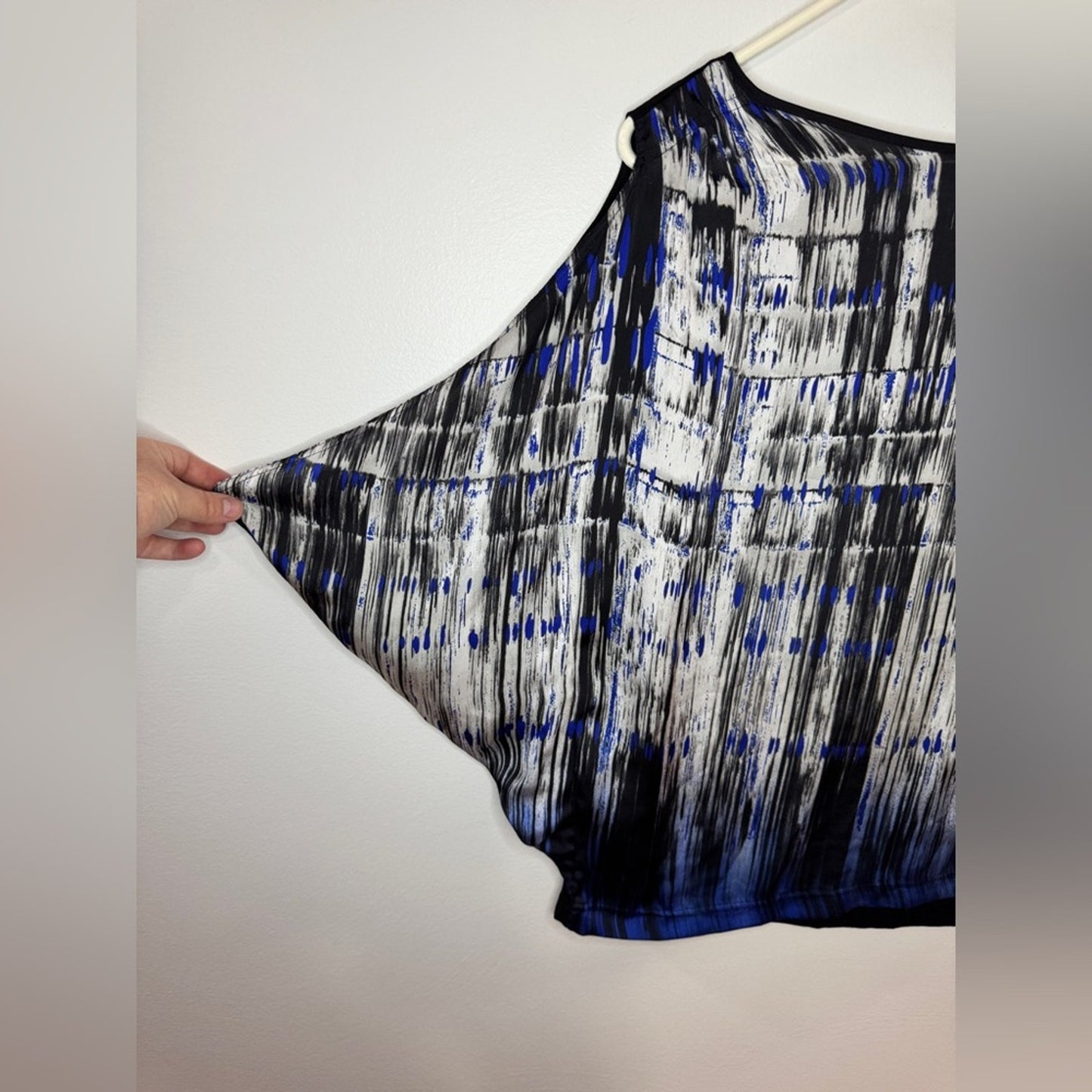 Pre-Owned SM Kenneth Cole Black Blue and White Multicolor Print Top