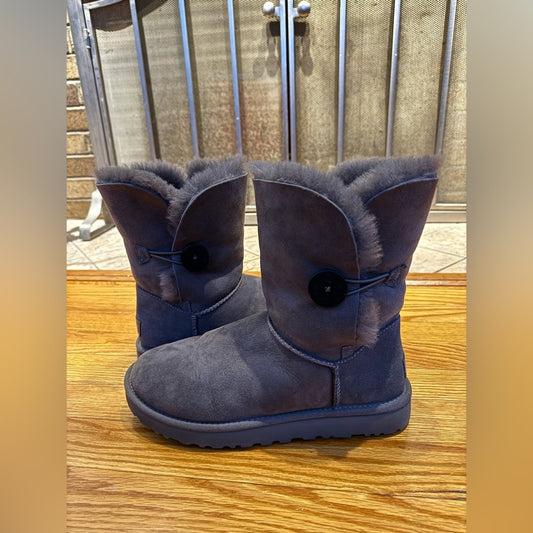 Pre-Owned Size W9 UGG Grey Bailey Button Boot