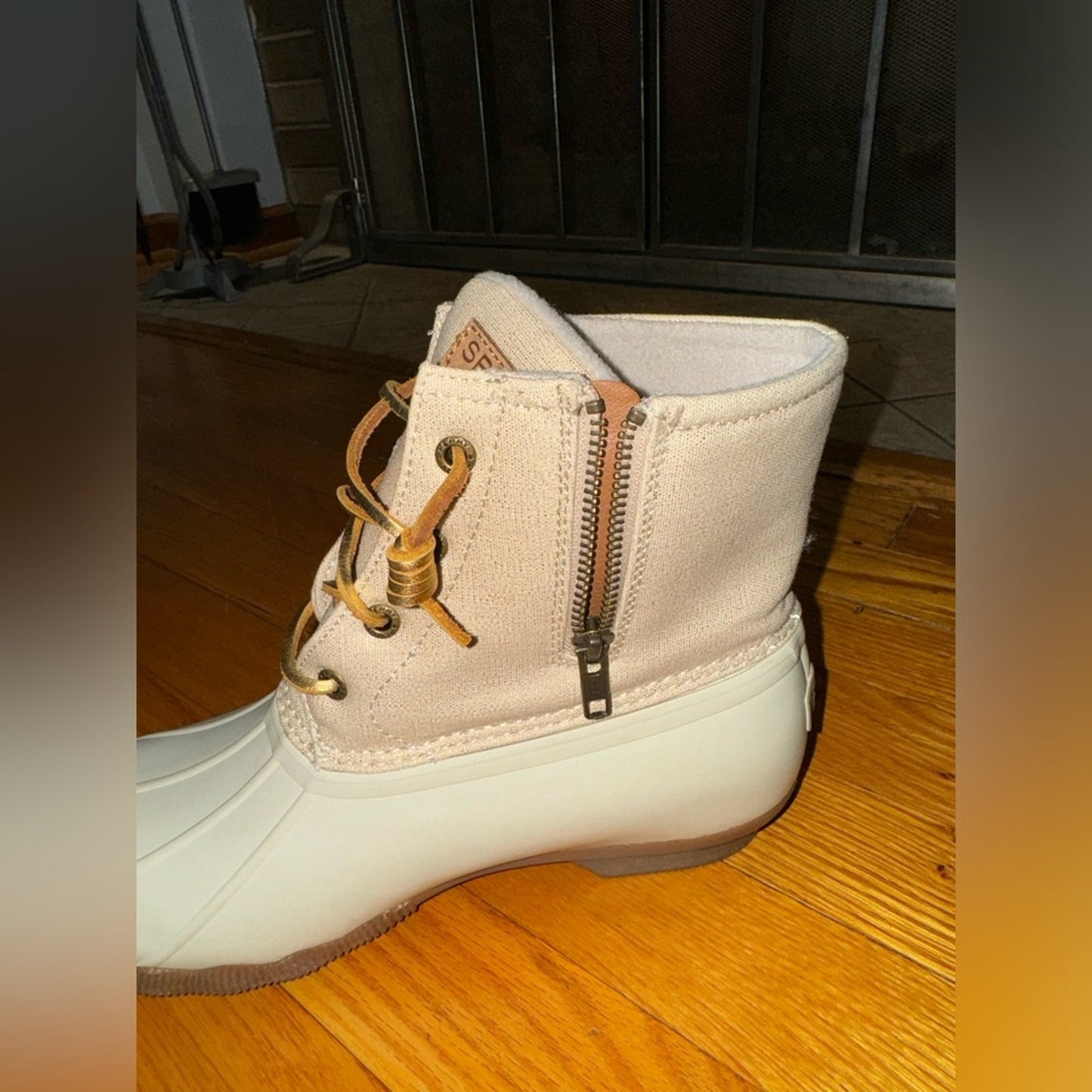 Pre-Owned Size 8.5W Sperry Saltwater Waterproof Duck Boots in Oat/Gold