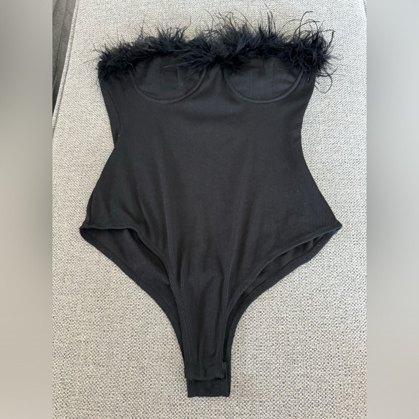 Pre-Owned MD Lizzie’s Boutique Black Ribbed Ostrich Feather Bodysuit