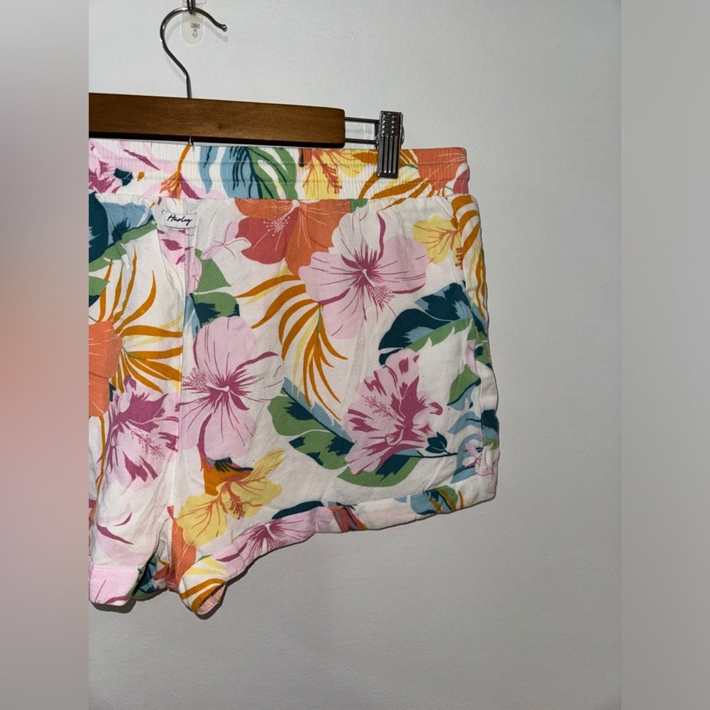 Pre-Owned LG Hurley White/Multicolor Tropical Floral Shorts